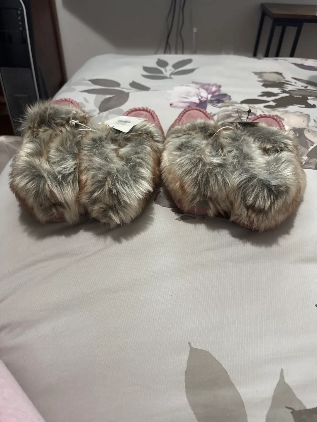 Wind River Women's Pink Furry Slippers Size 9 image indicator(4)