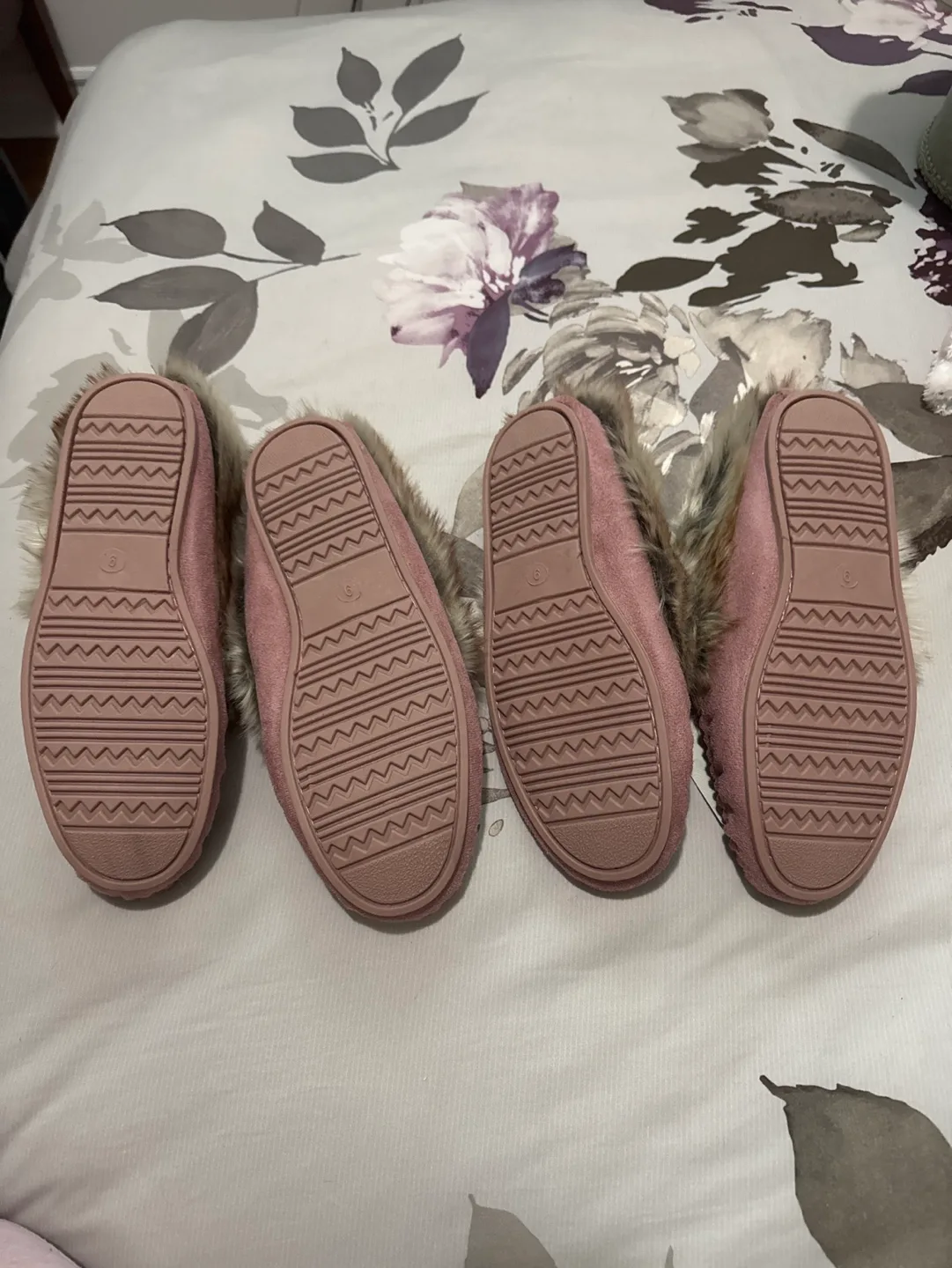 Wind River Women's Pink Furry Slippers Size 9 image indicator(3)