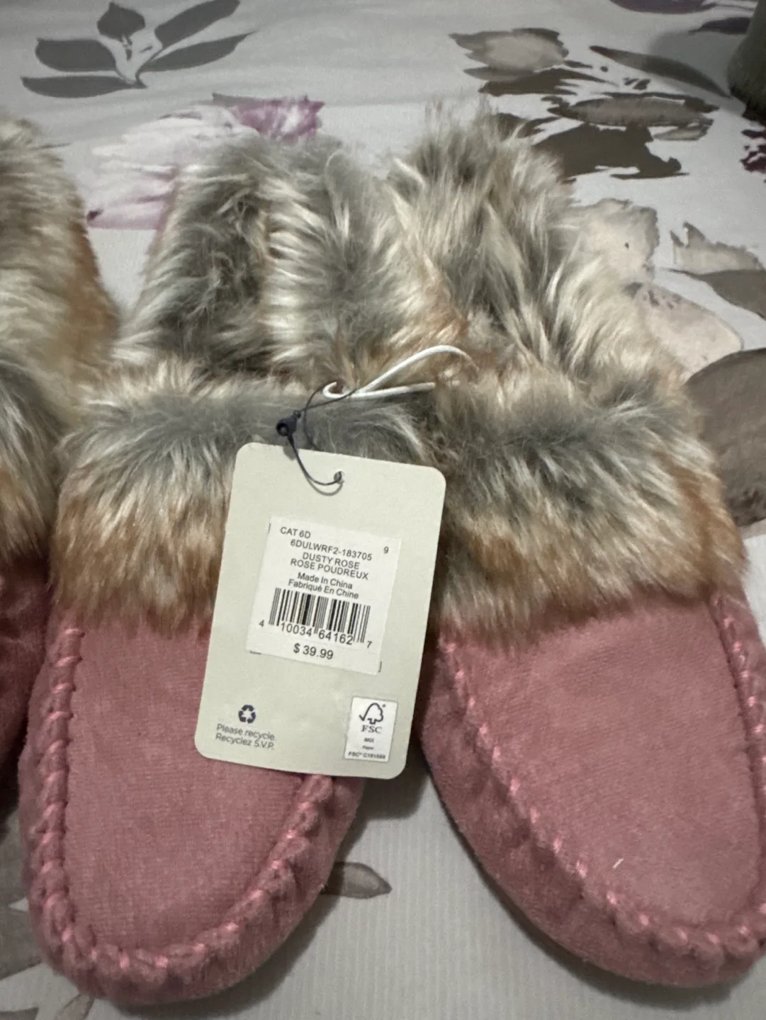 Wind River Women's Pink Furry Slippers Size 9 image indicator(2)