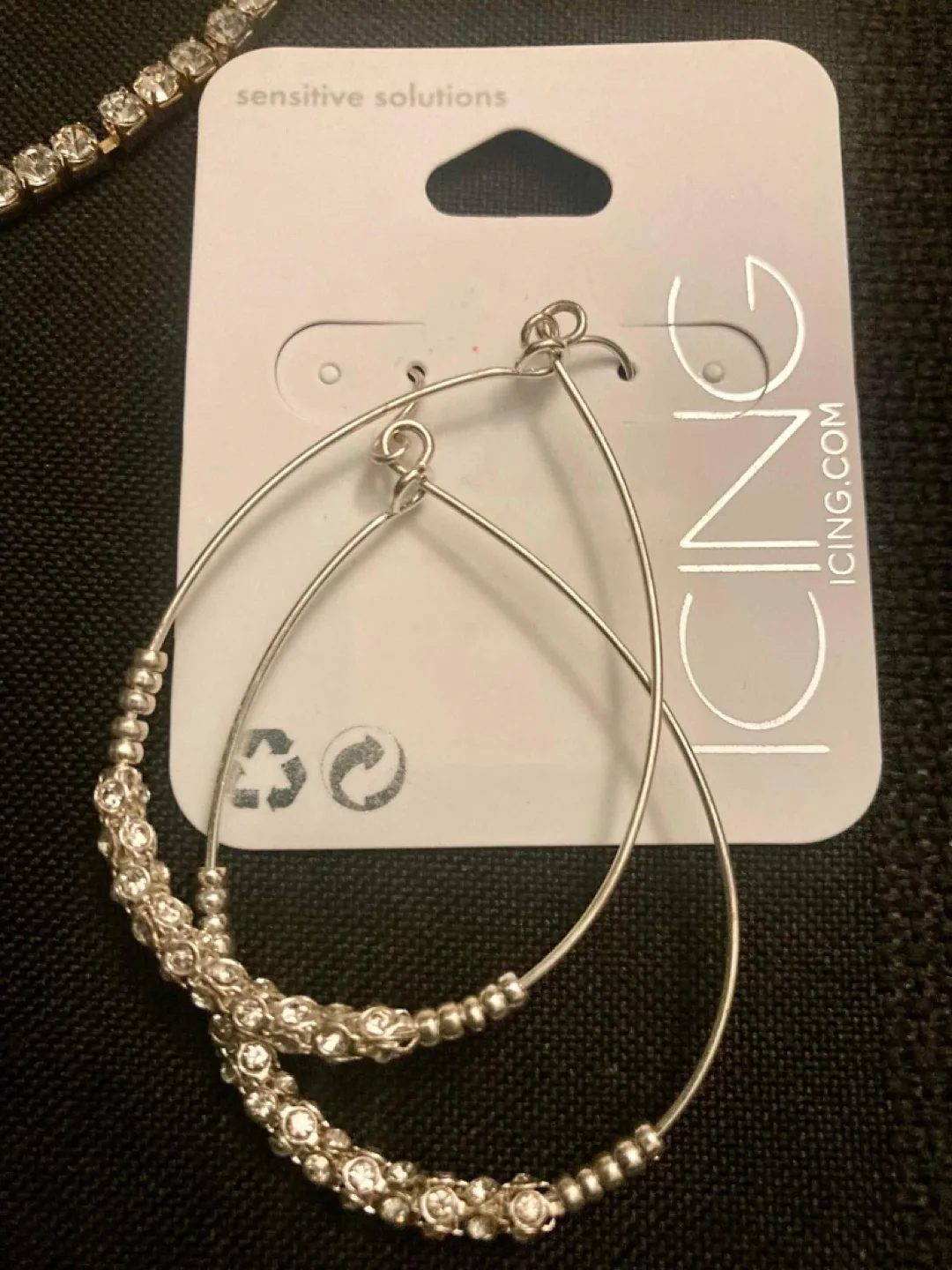 Jewelry bundle: 3 pairs of earrings, a necklace and a bracelet image indicator(2)