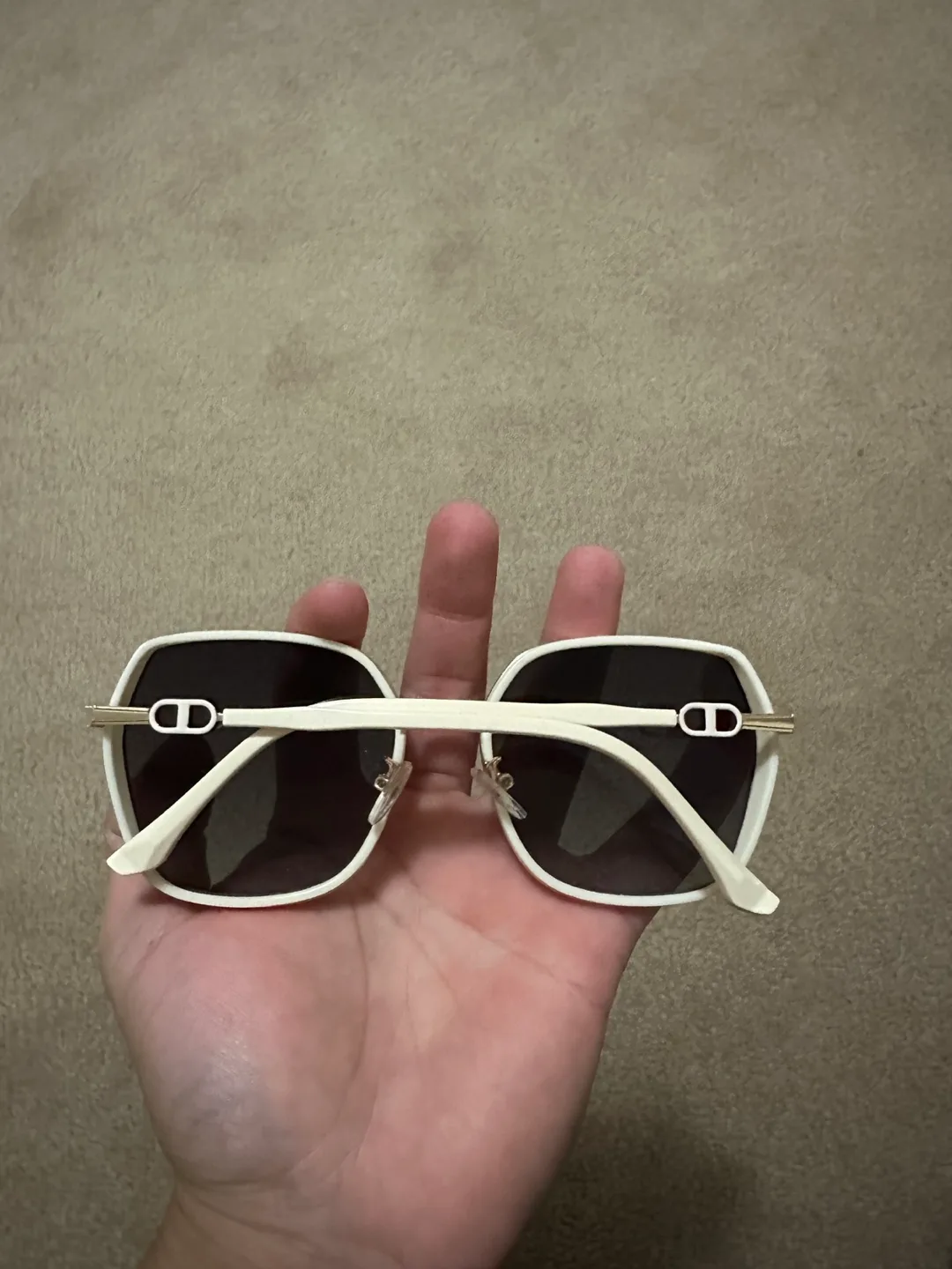 White and Gold Square Sunglasses image indicator(3)