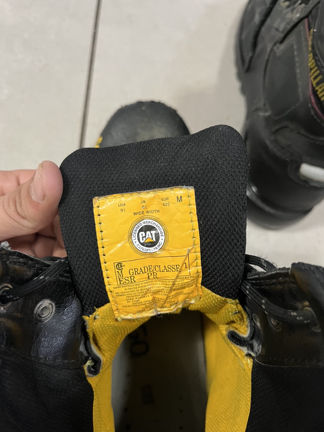 CSA Approved Caterpillar Mens Boots Size 9.5 Wide and 8" High - photo 4