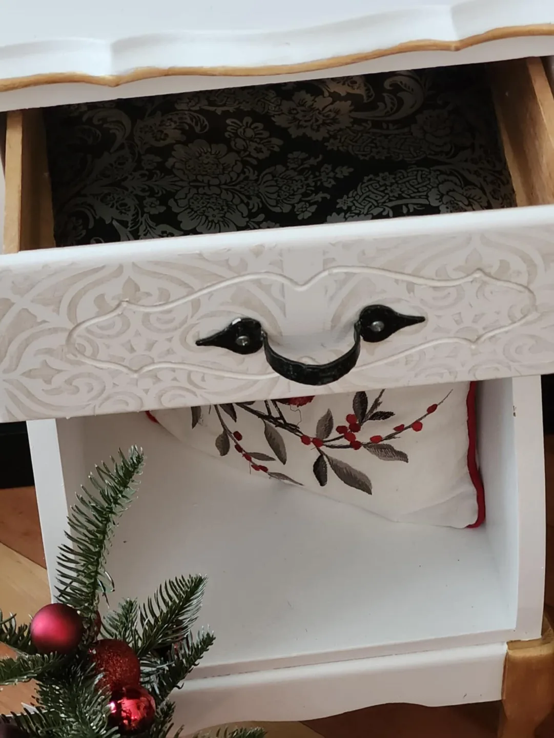 White End Table image indicator(5)