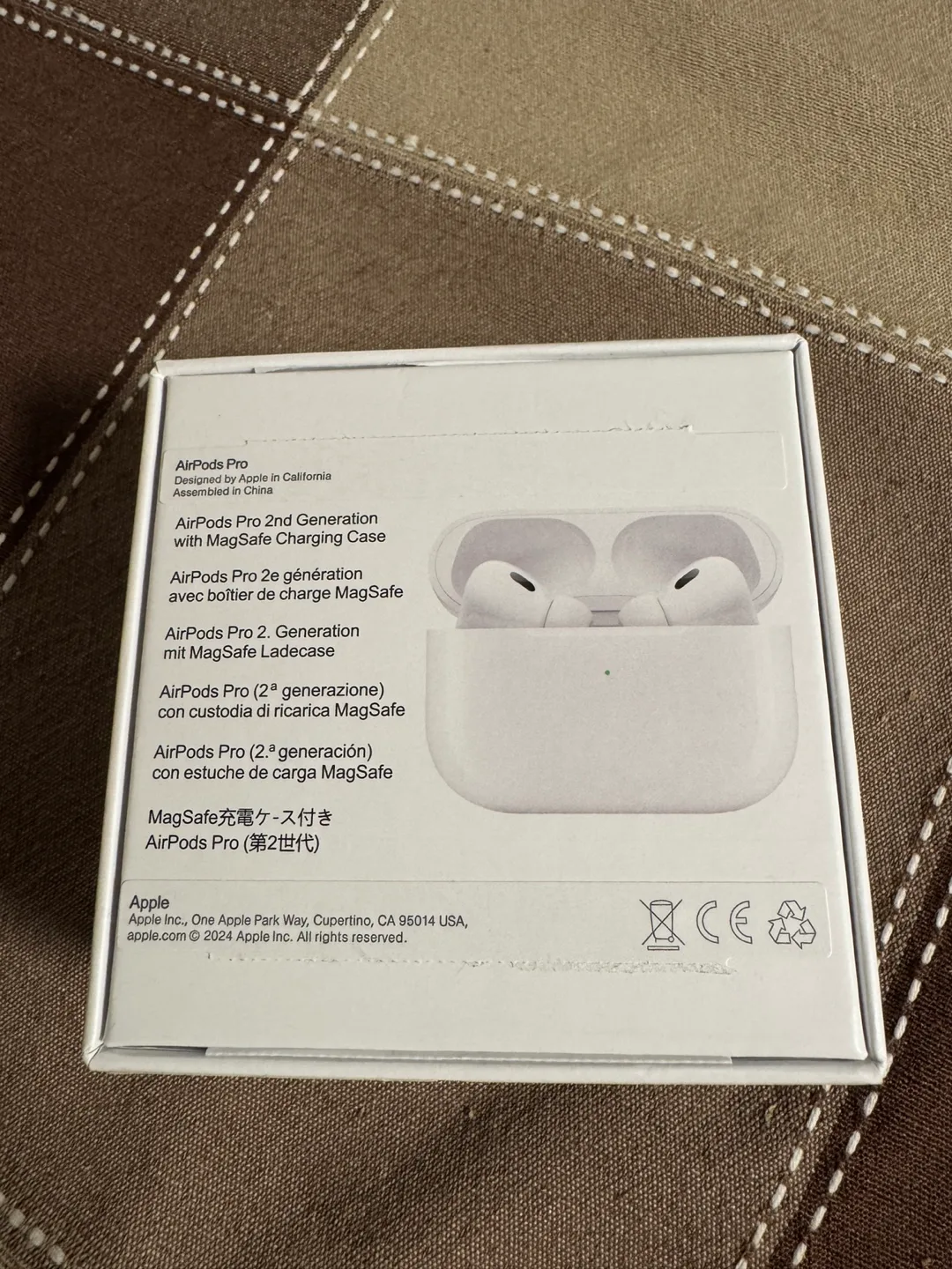 Apple AirPods Pro (2nd Generation) with MagSafe Charging Case image indicator(2)
