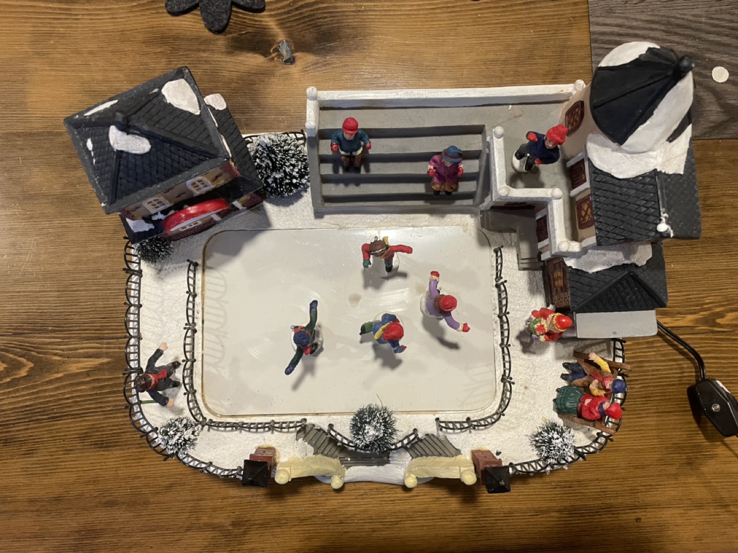Animated Christmas Village - Skating Scene - 11 inches - photo 2