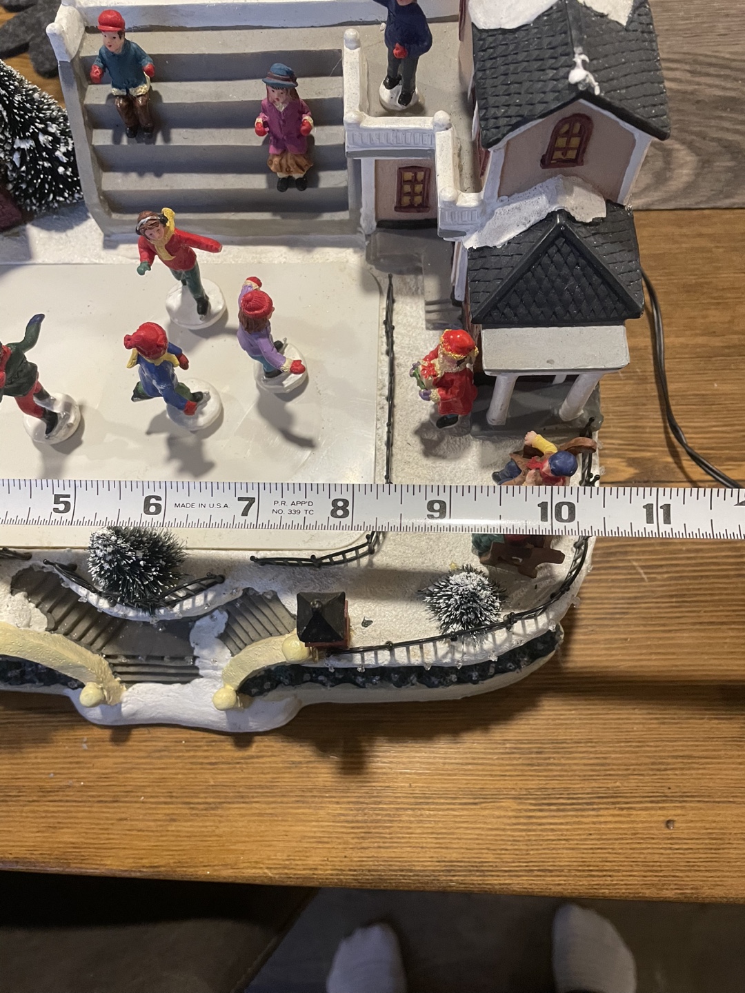 Animated Christmas Village - Skating Scene - 11 inches - photo 3
