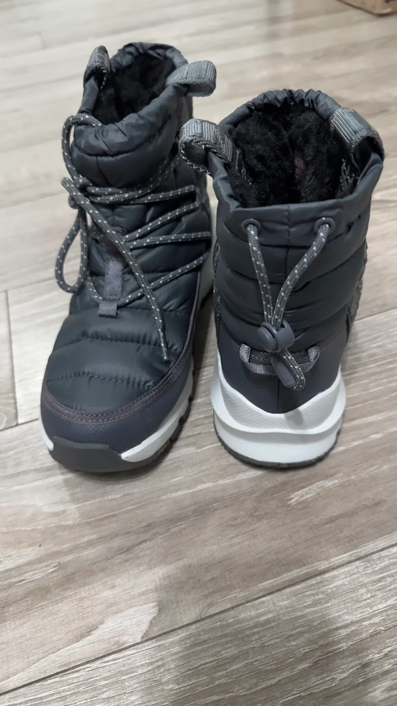 The North Face Women's Snow Boots image indicator(2)