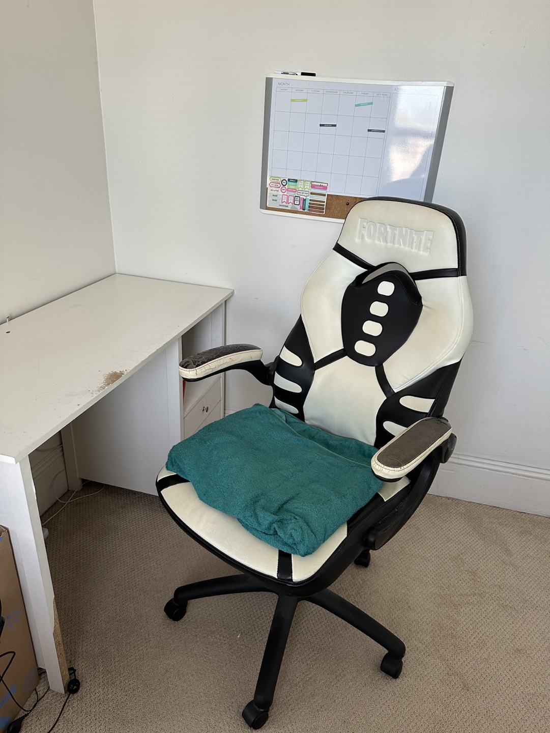 desktop table chair with white board