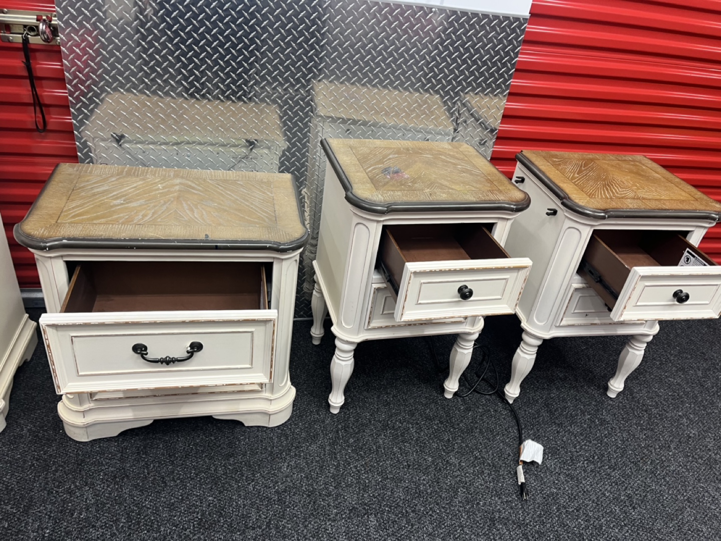 Bedroom Set Dresser & Nightstands - photo 3