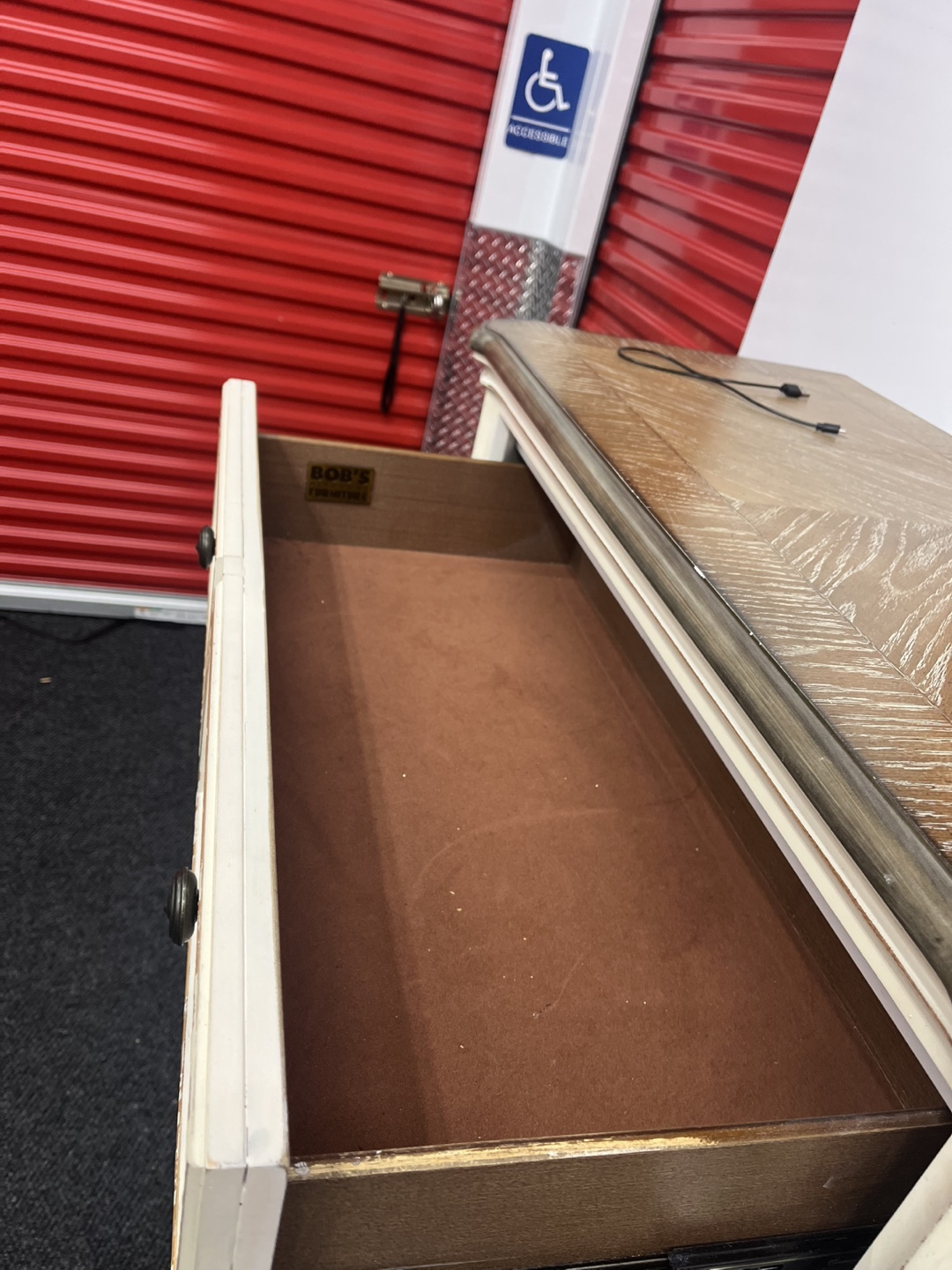 Bedroom Set Dresser & Nightstands - photo 4