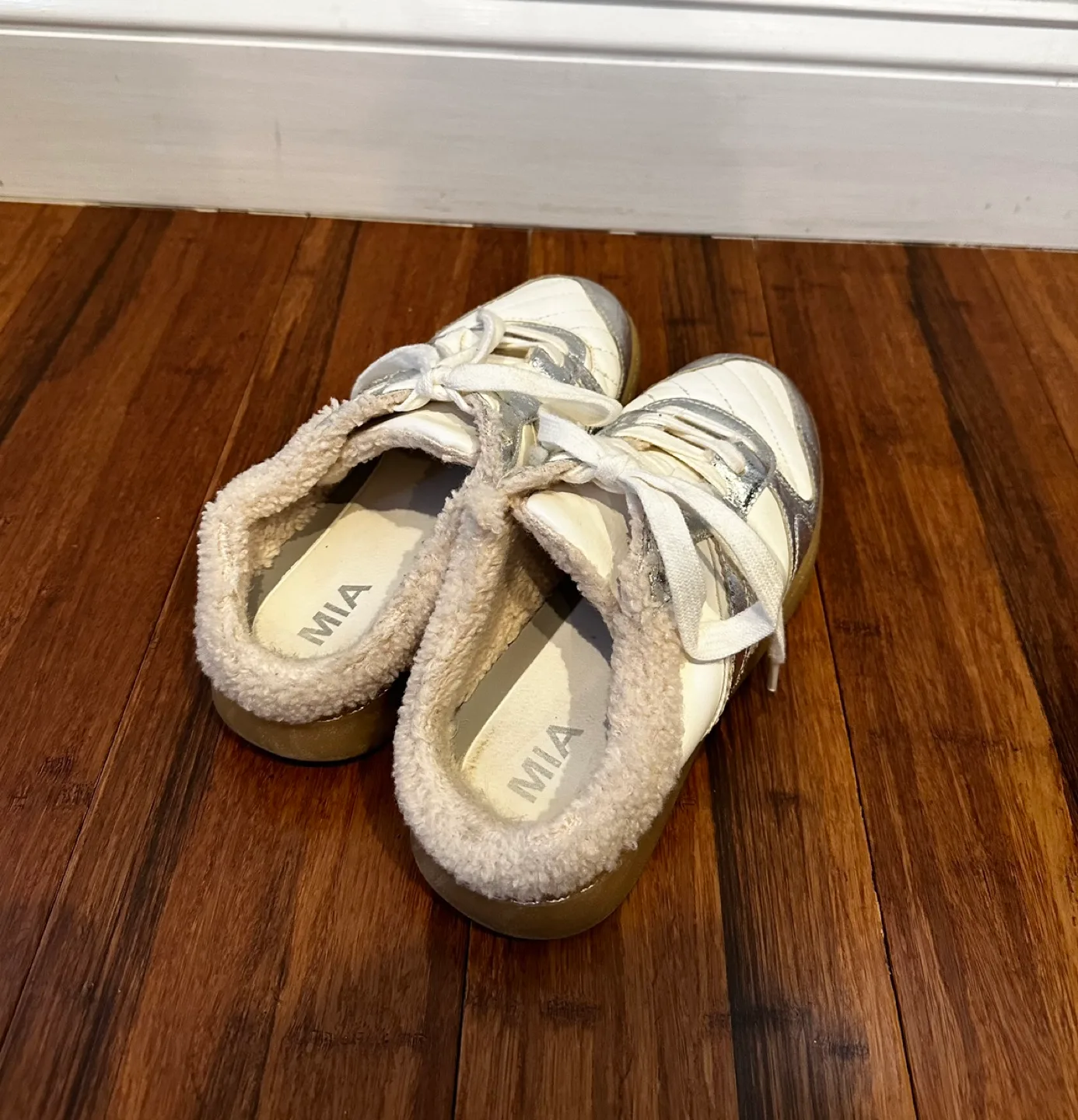 White and Silver detailing Sneaker 👟 image indicator(3)