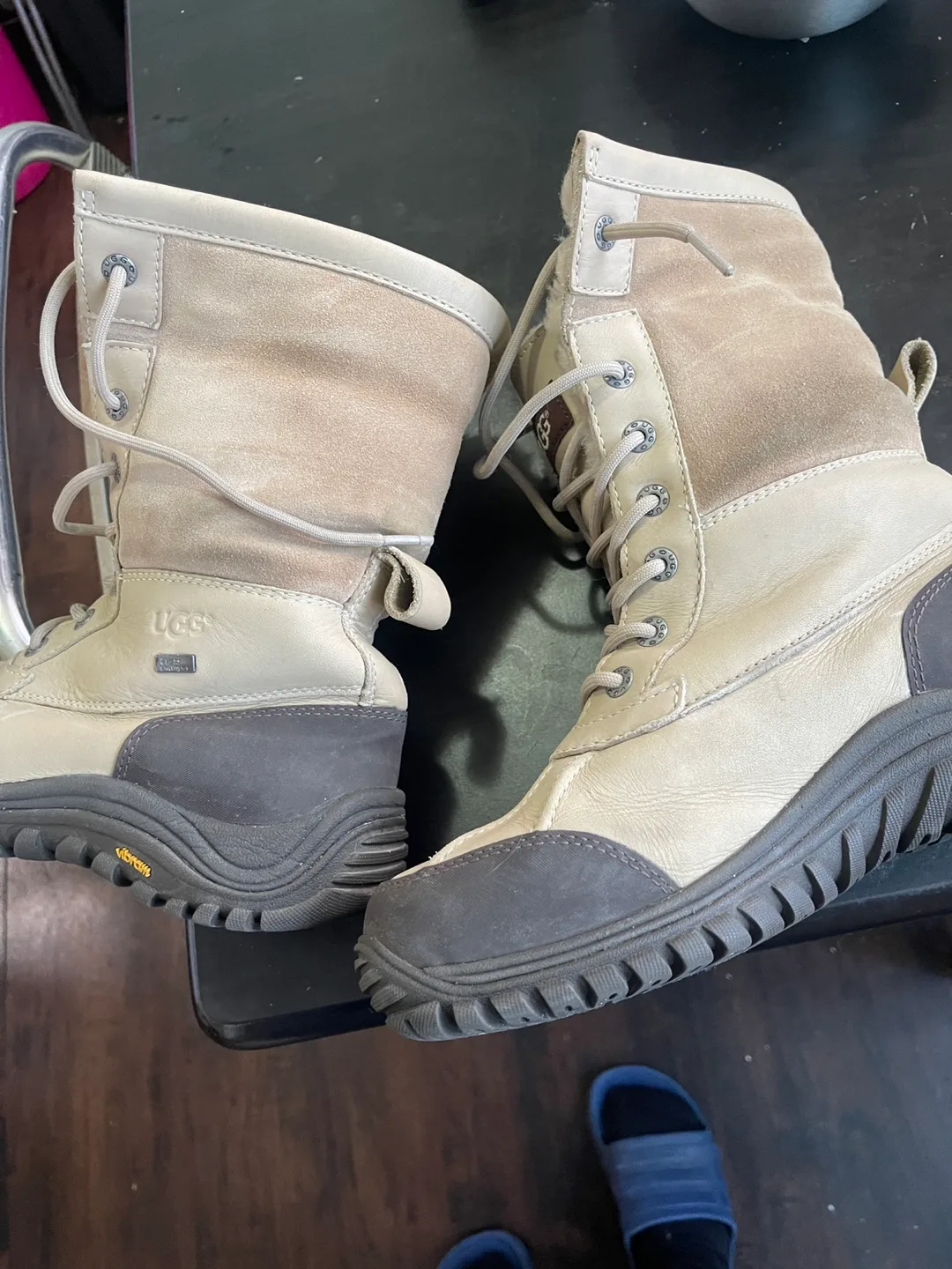 Ugg Boots woman size 8.5 image indicator(3)