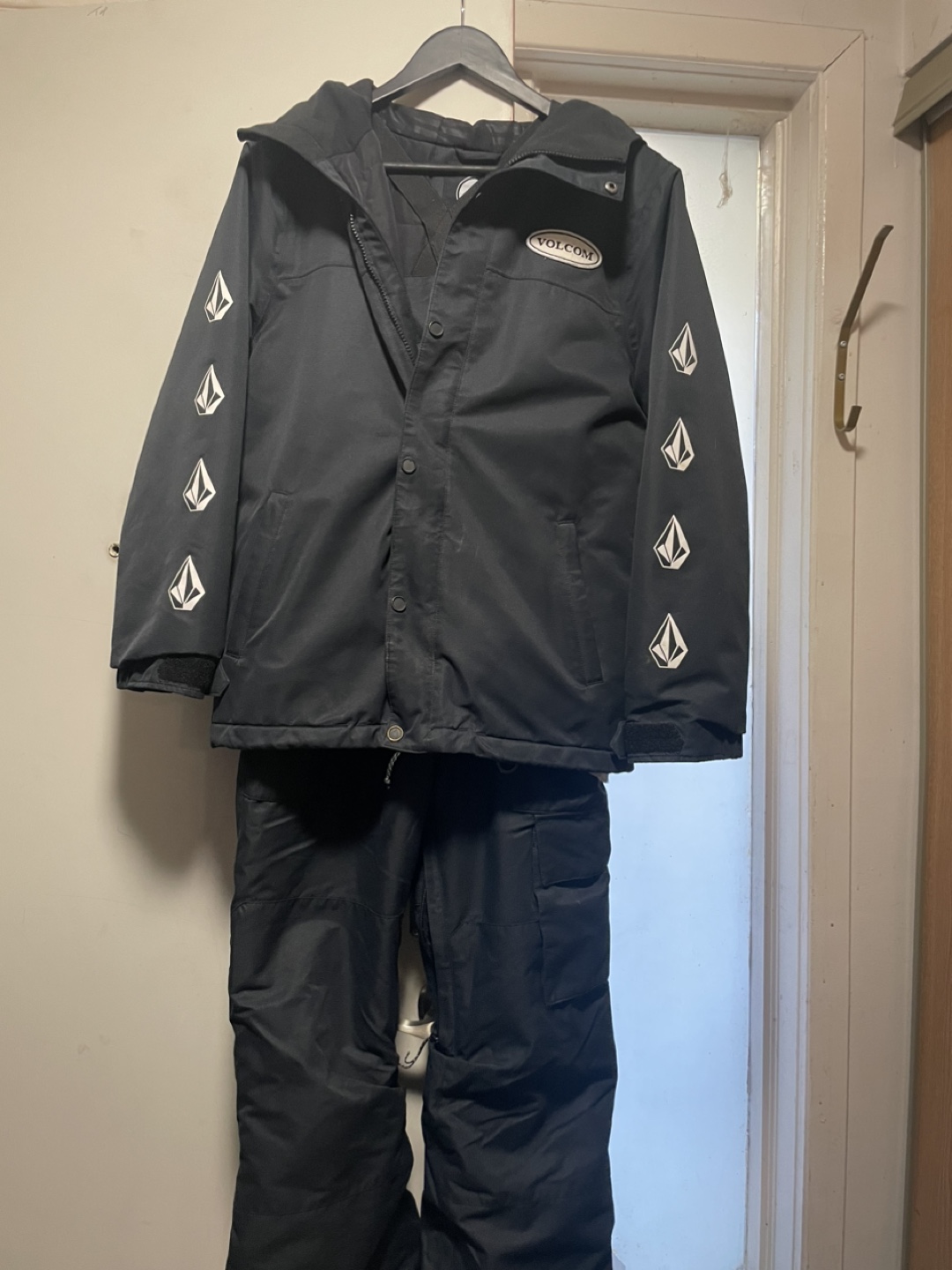 Volcom Snowboard Jacket and Bibs Set - Size Youth Large - photo 2