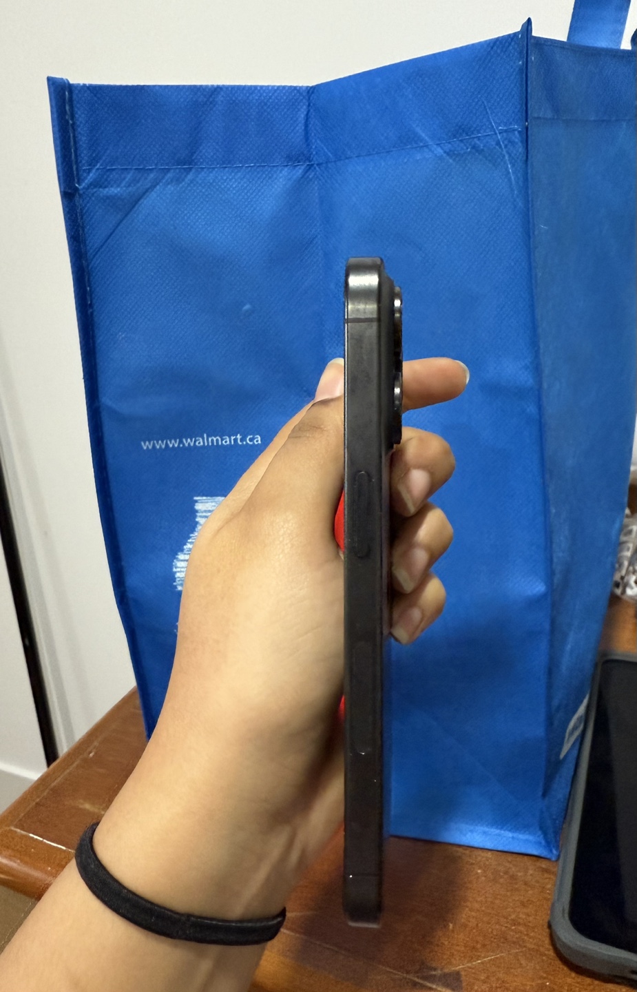 iPhone 15 Pro - photo 2