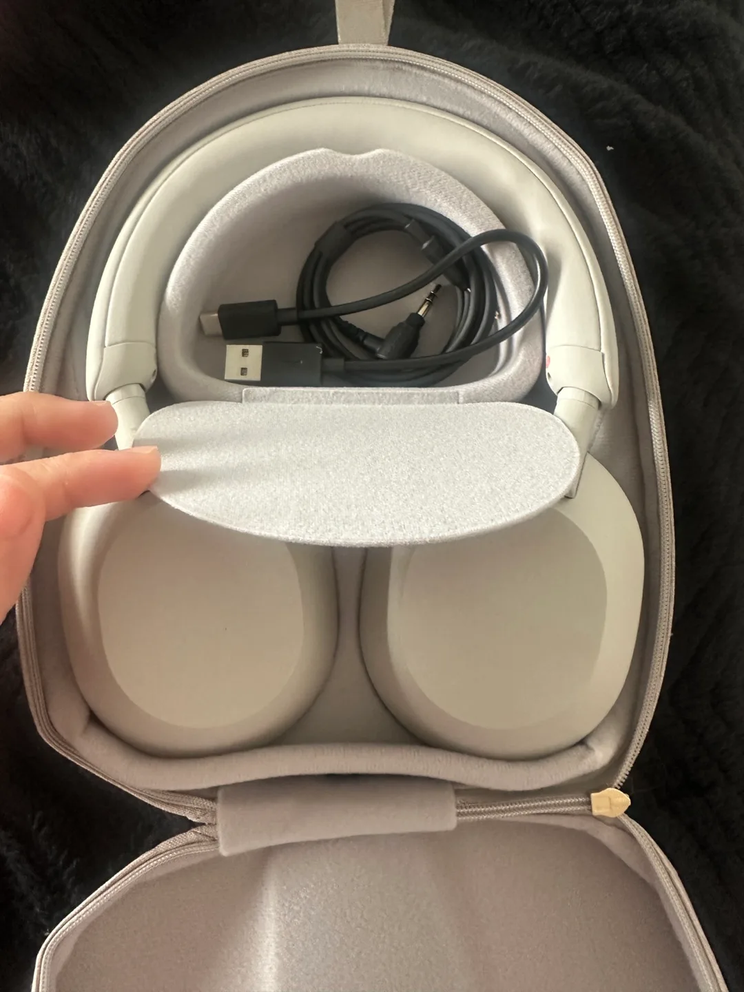 Sony WH-1000XM5 Wireless Noise Cancelling Headphones image indicator(4)