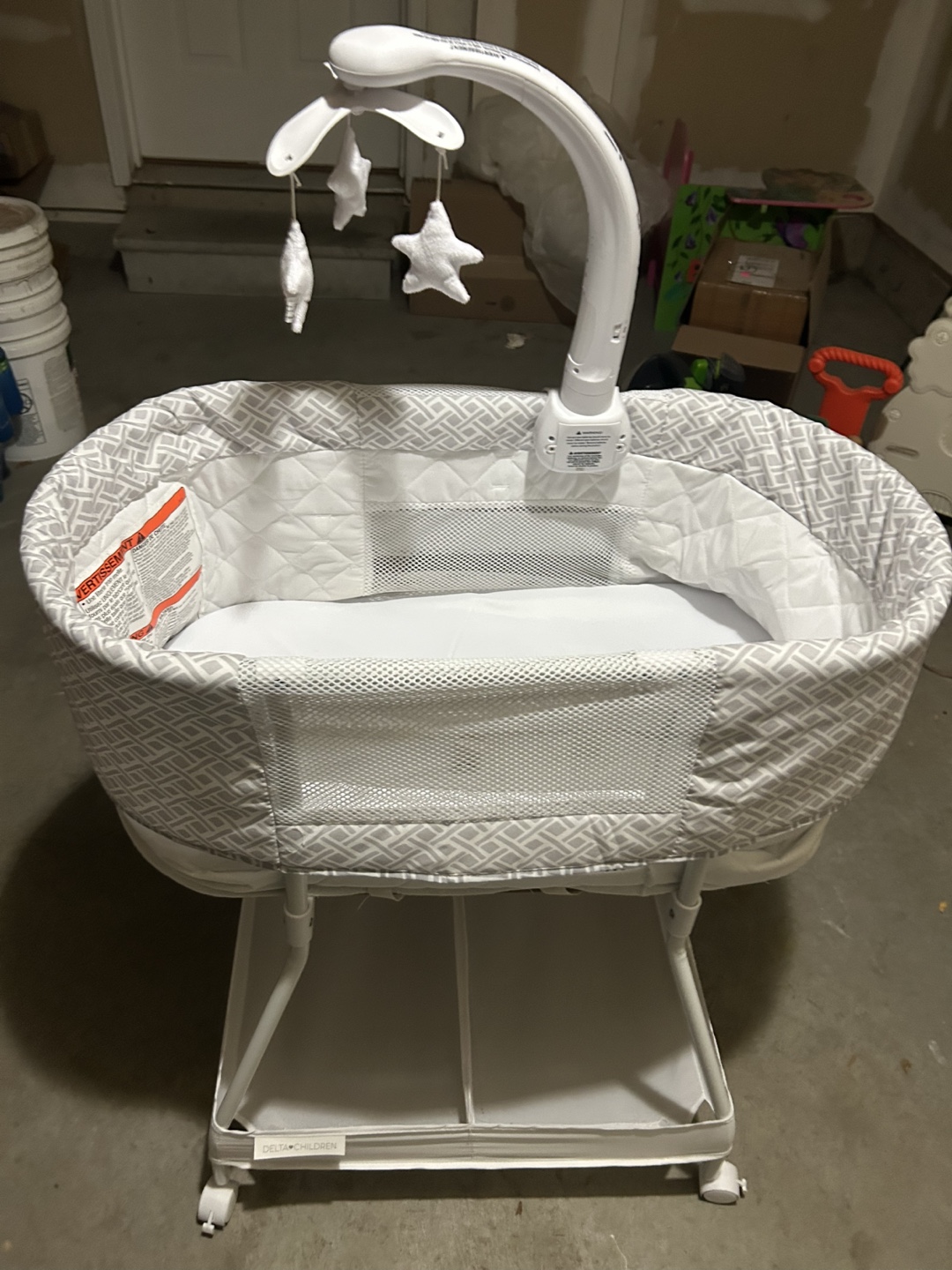 Delta Children  Bassinette with Stand and Mobile