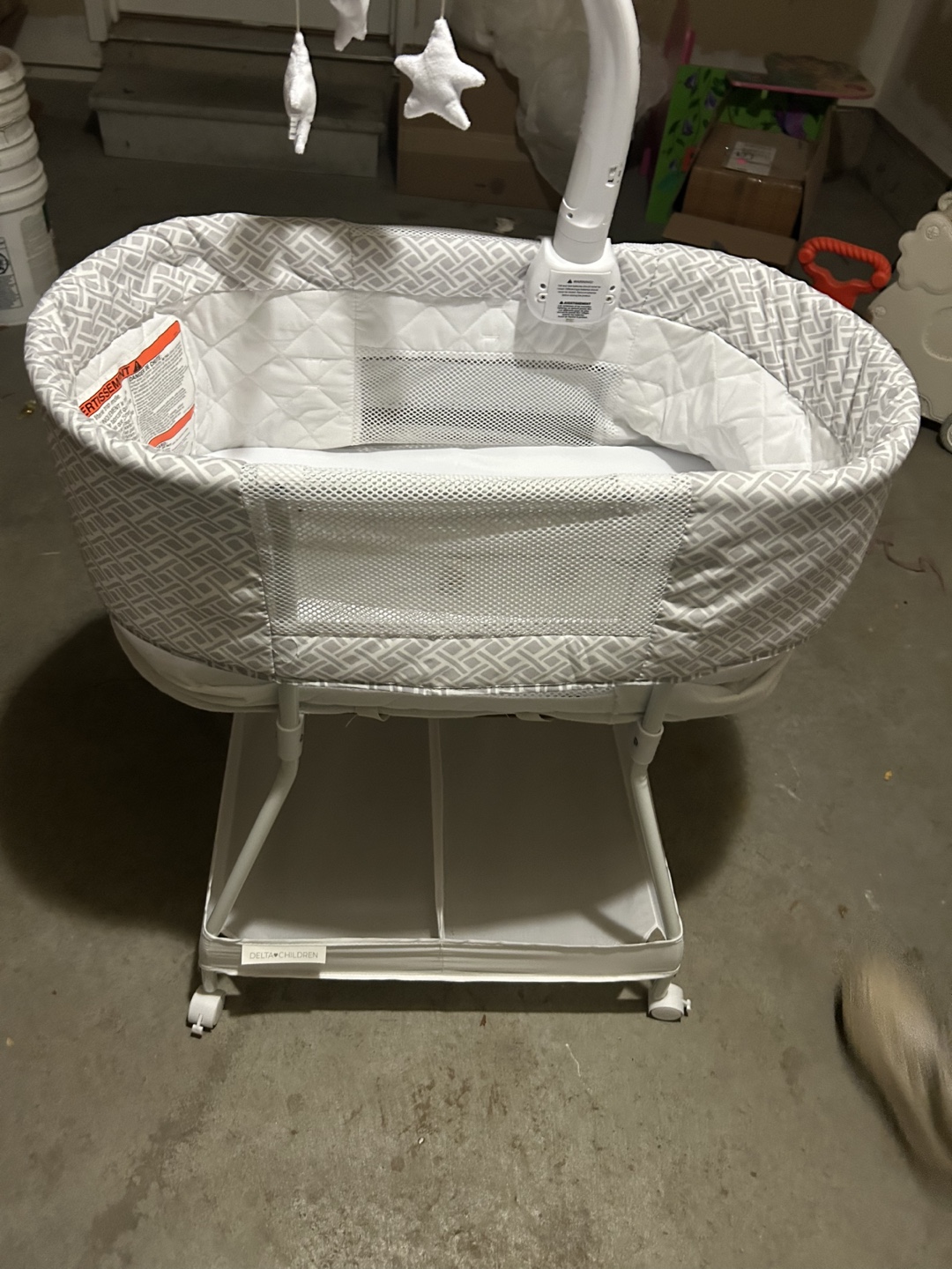 Delta Children  Bassinette with Stand and Mobile - photo 5