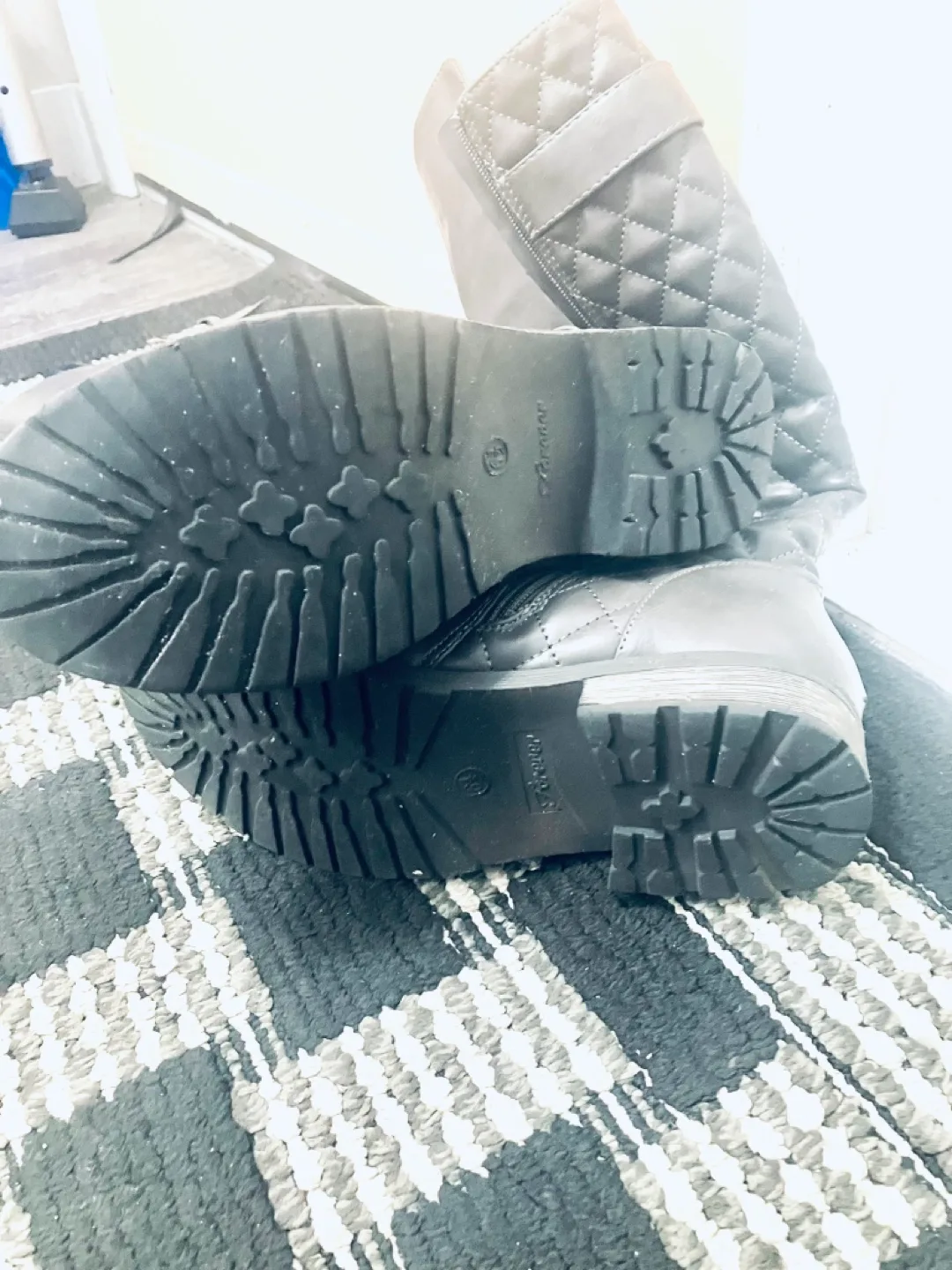 Excellent condition Size 7 Knee High Boots,very warm,almost new image indicator(3)