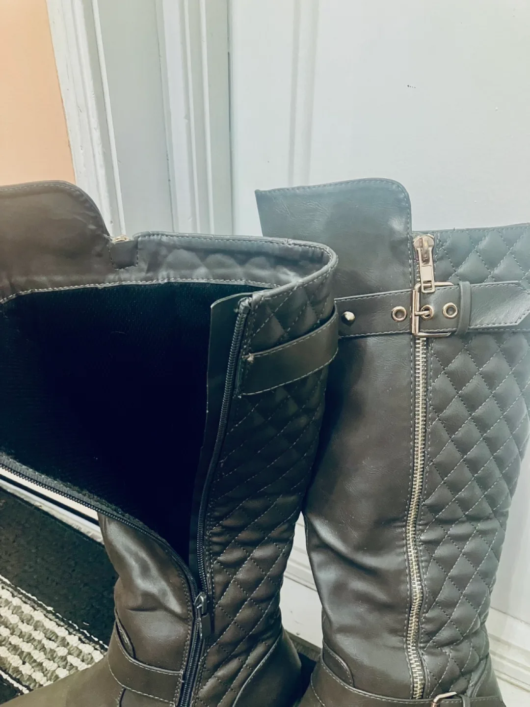 Excellent condition Size 7 Knee High Boots,very warm,almost new image indicator(2)