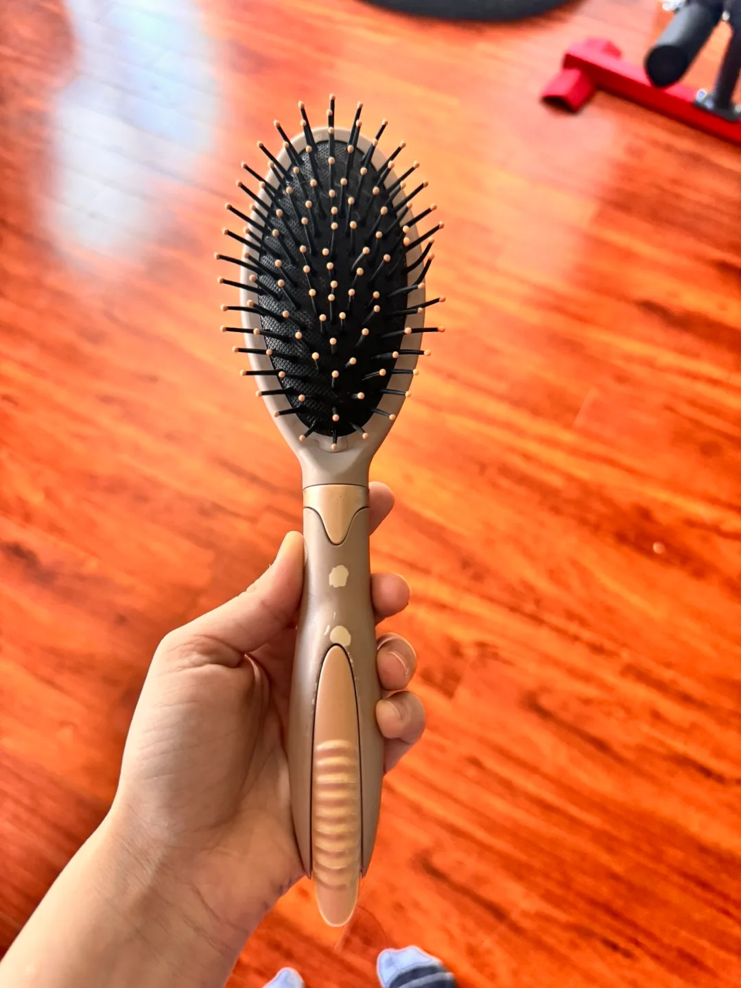 Hairbrush With Hair Clip image indicator(2)
