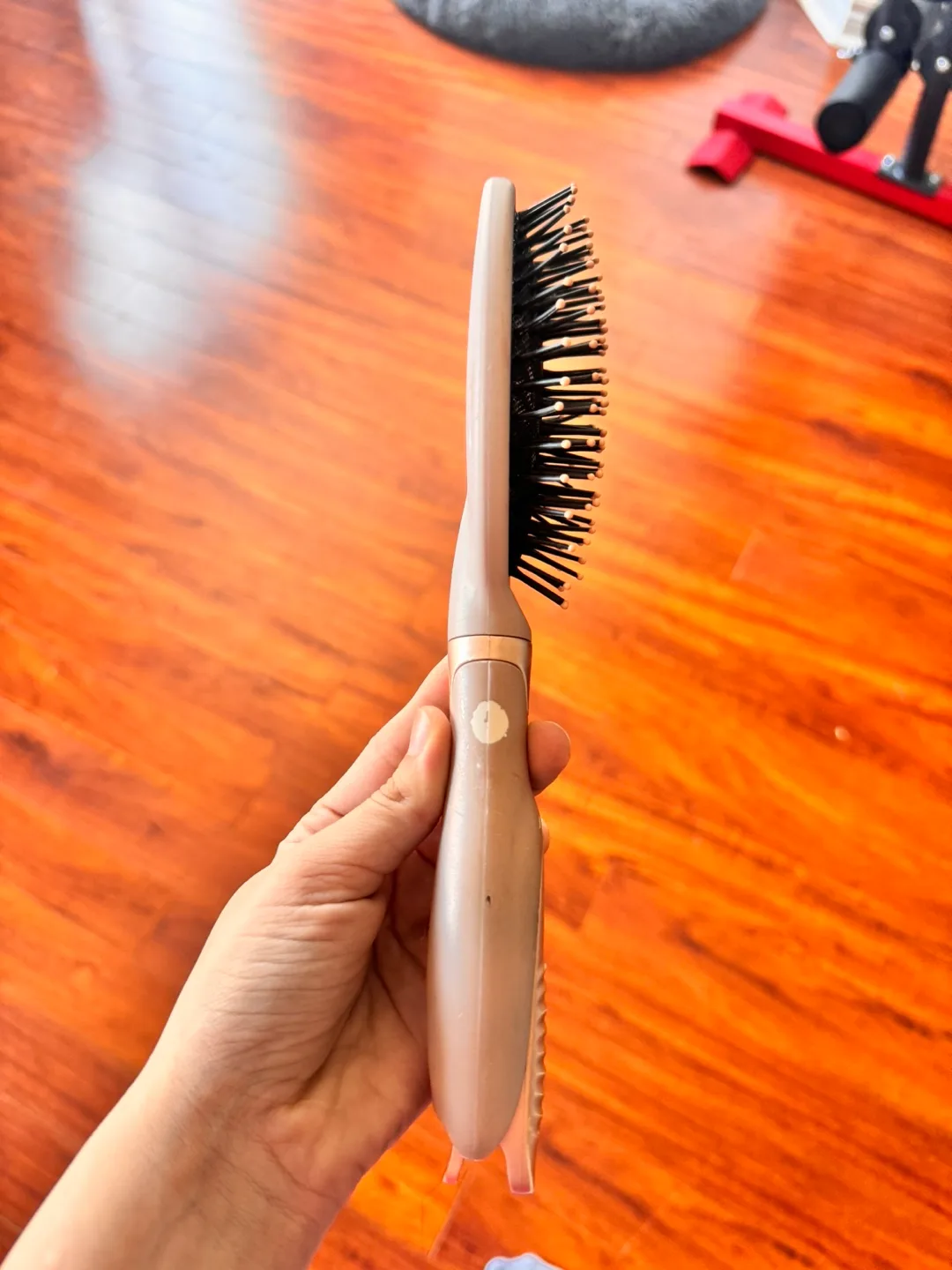 Hairbrush With Hair Clip image indicator(3)