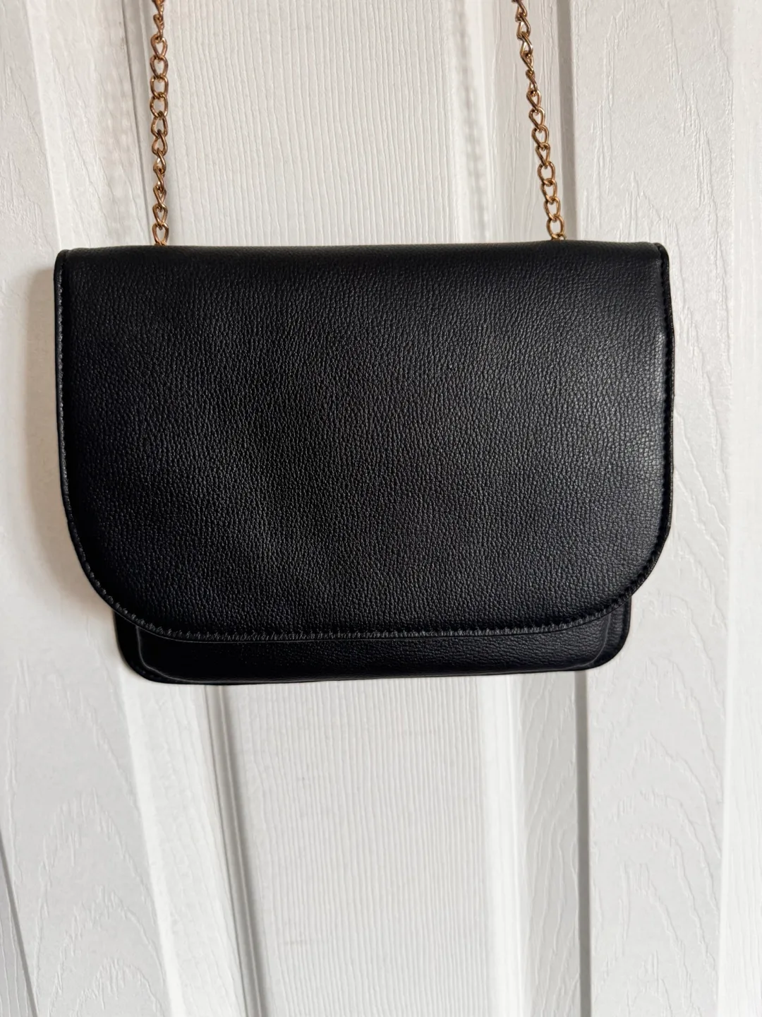 Intiale Black Flat Card Purse With Gold Chain image indicator(3)