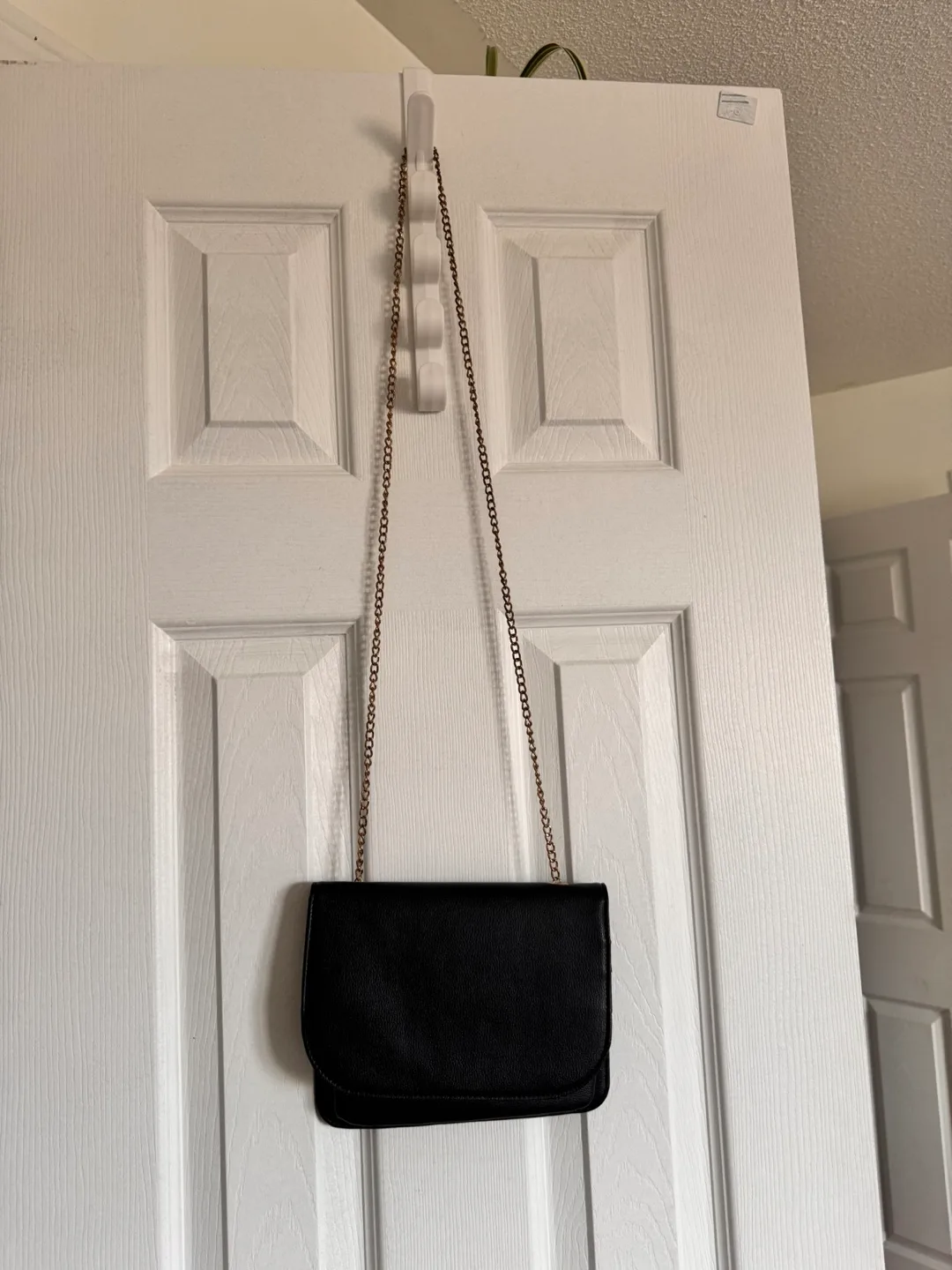 Intiale Black Flat Card Purse With Gold Chain image indicator(2)