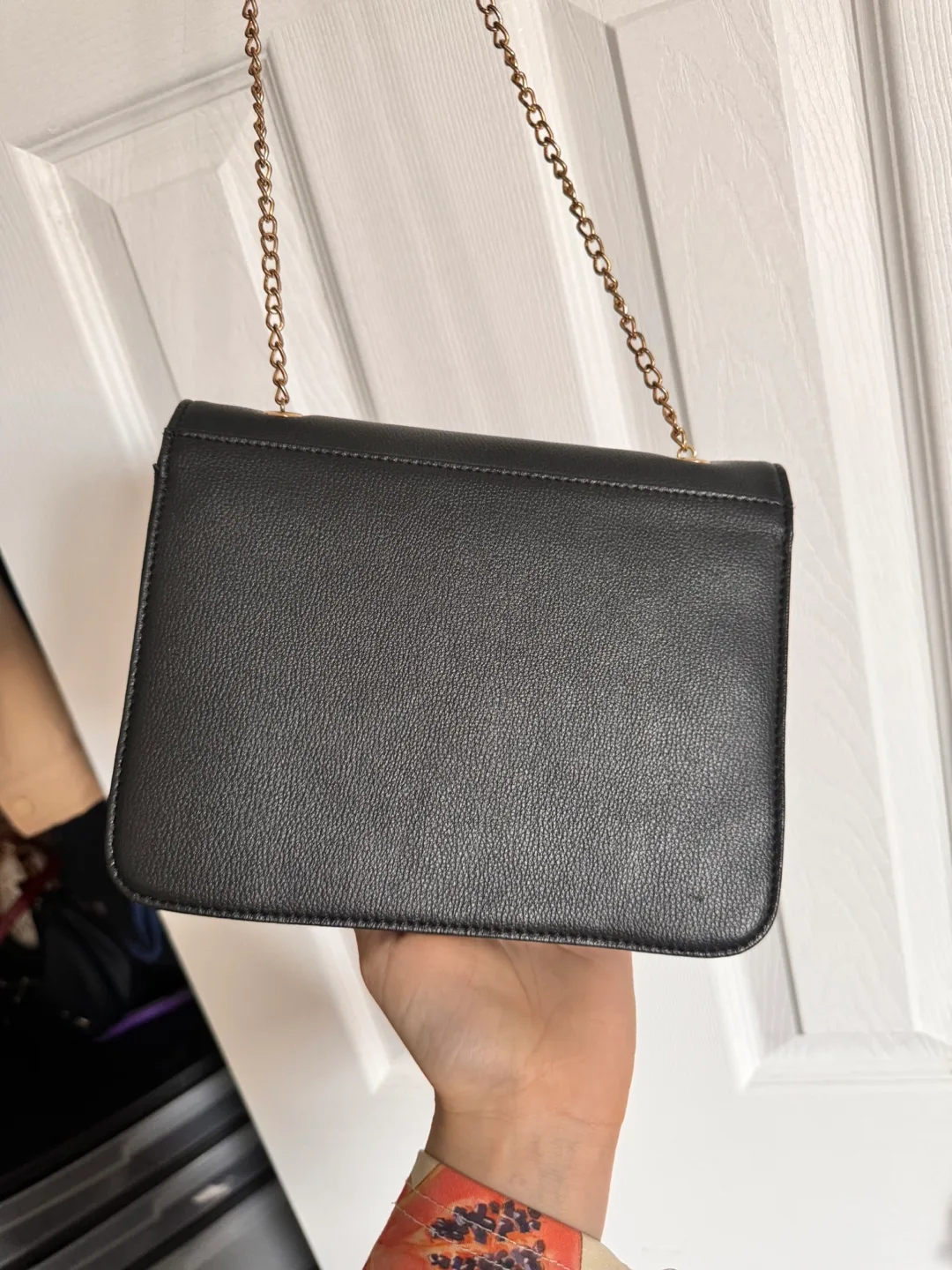 Intiale Black Flat Card Purse With Gold Chain image indicator(5)