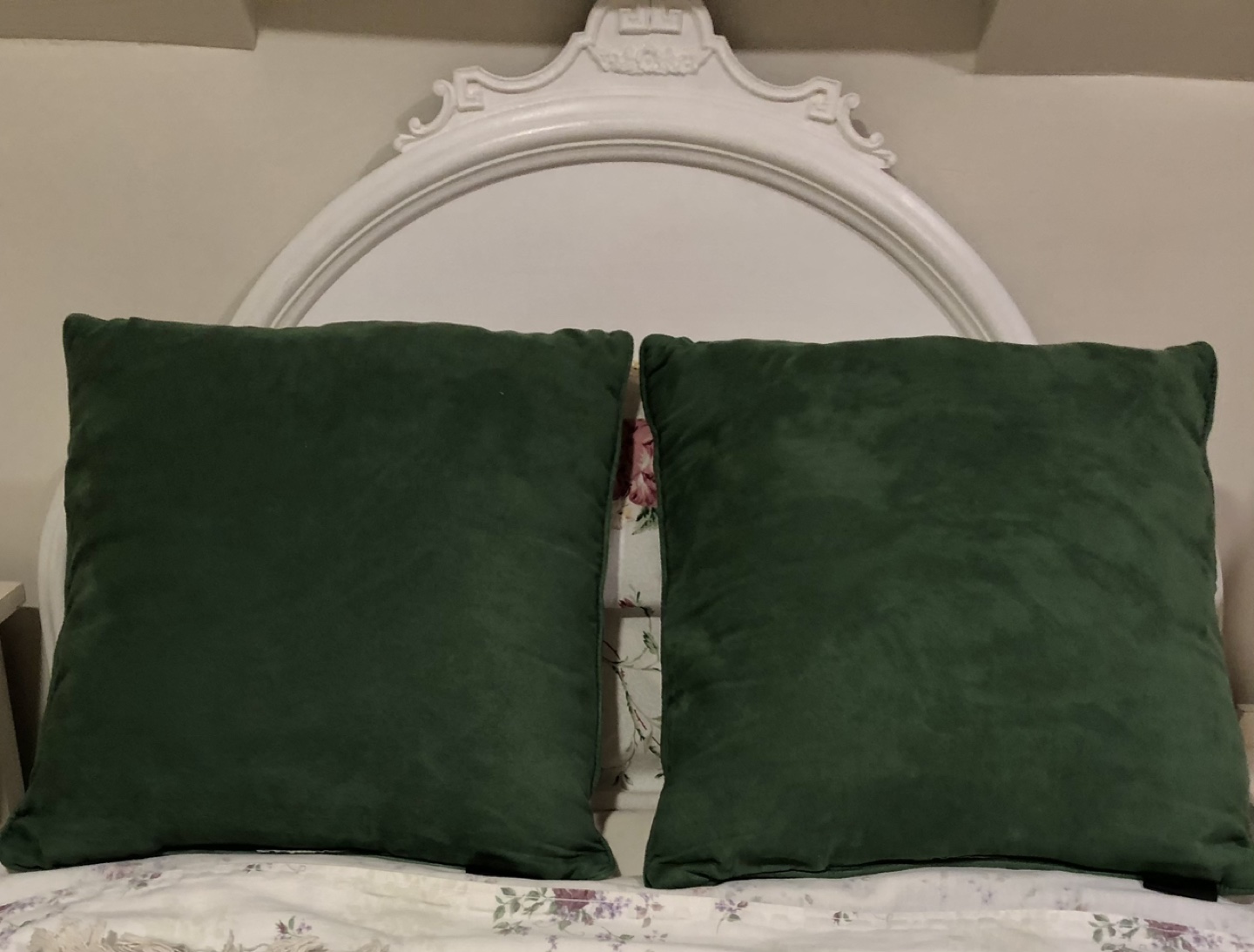 Set of 2 - LAUREL BURCH Christmas Tree Tapestry Pillows… - photo 2