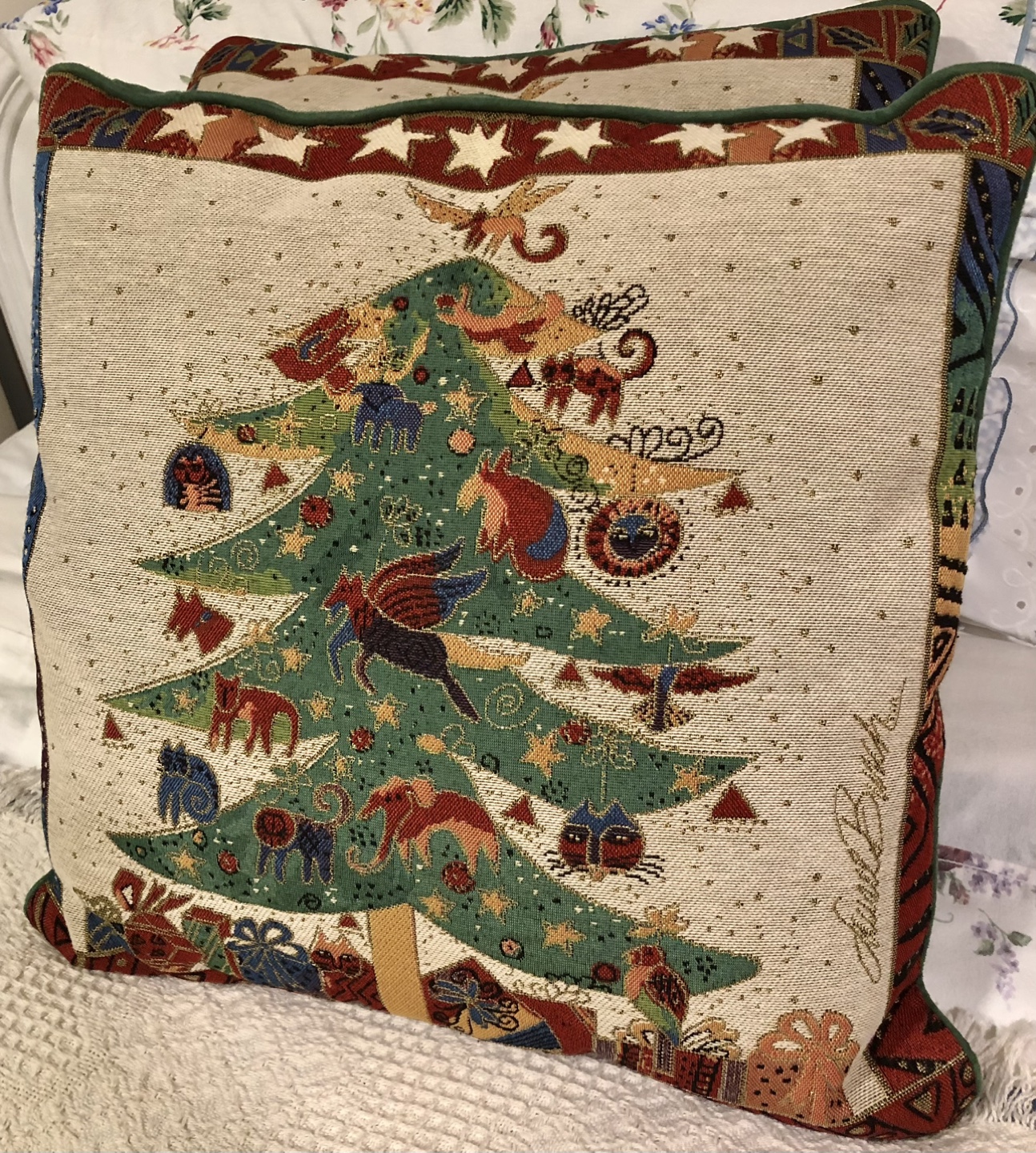 Set of 2 - LAUREL BURCH Christmas Tree Tapestry Pillows… - photo 4