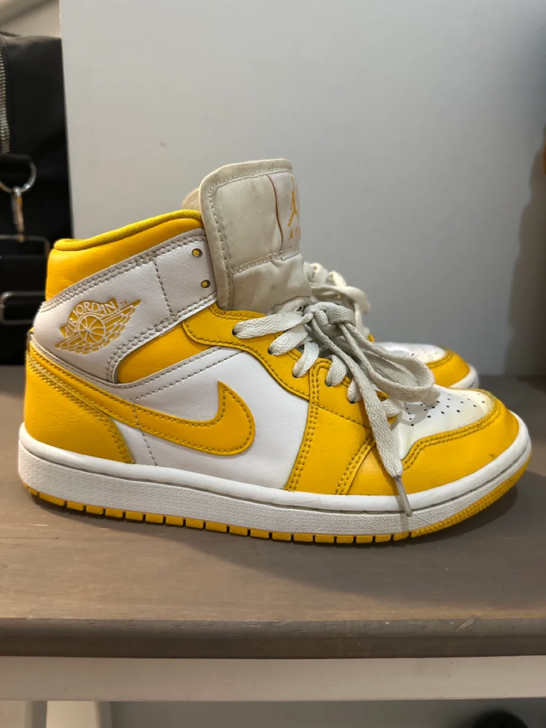 Nike Air Jordan 1 Retro High OG 'Taxi' - Size 7.5 image indicator(4)