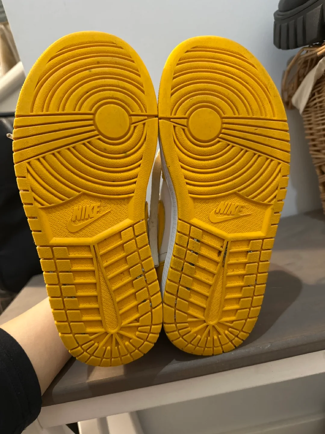 Nike Air Jordan 1 Retro High OG 'Taxi' - Size 7.5 image indicator(5)