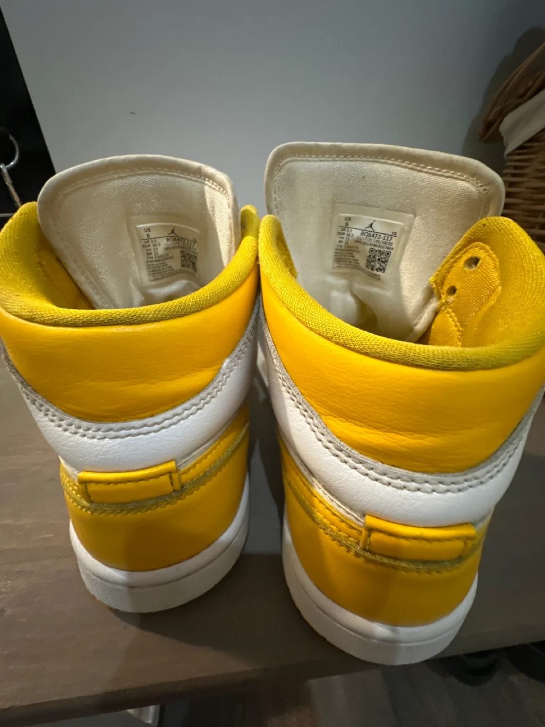 Nike Air Jordan 1 Retro High OG 'Taxi' - Size 7.5 image indicator(7)