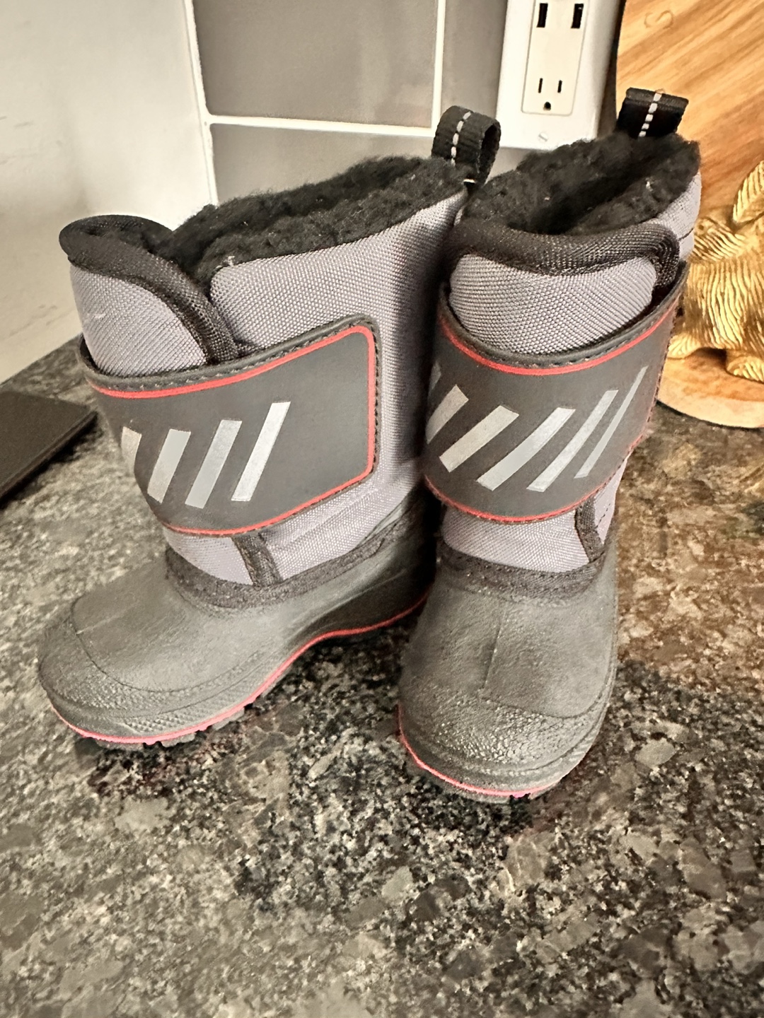New with tags Gray Wolf snow Boots kids Size 6