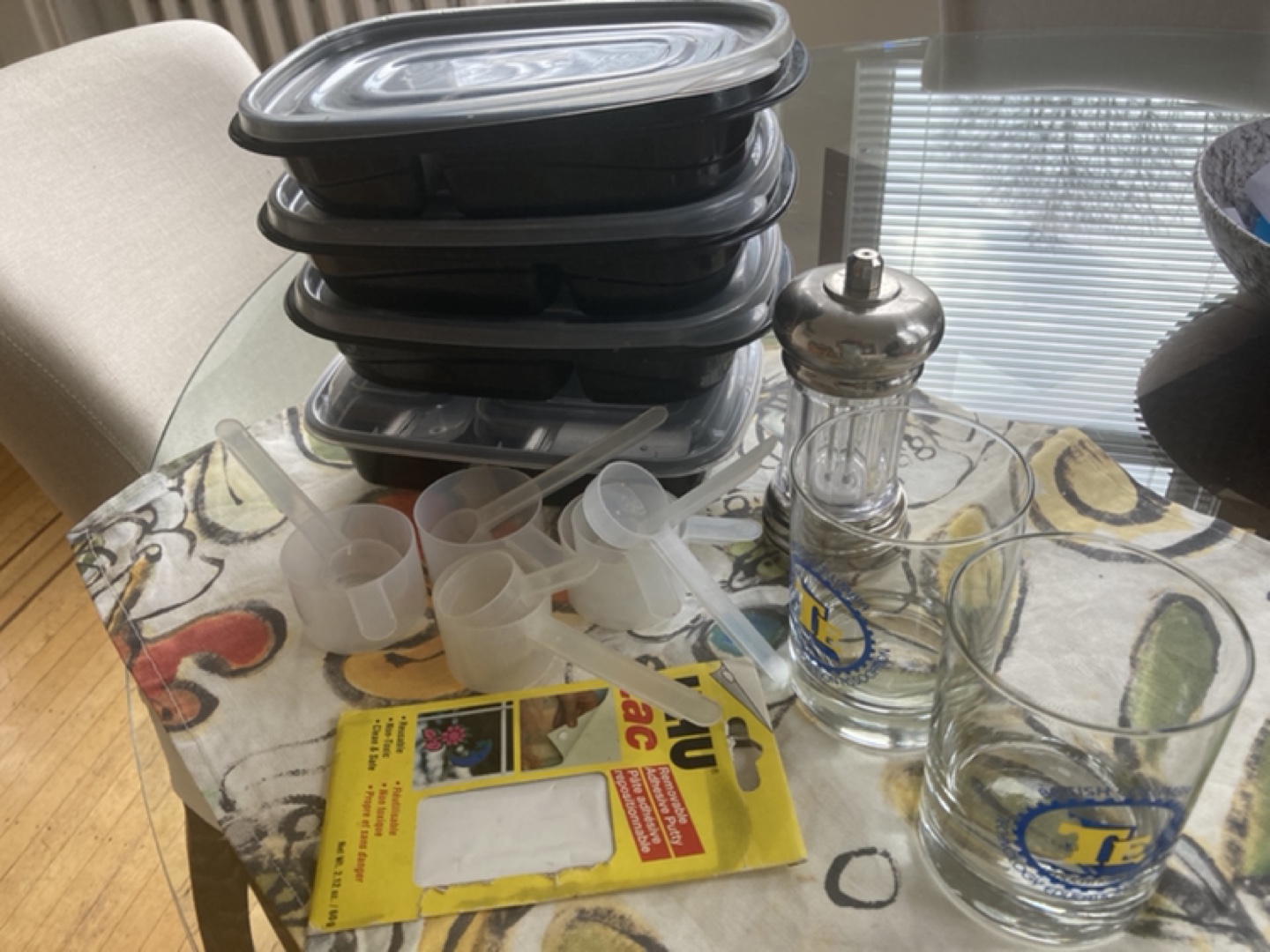 Various kitchen items