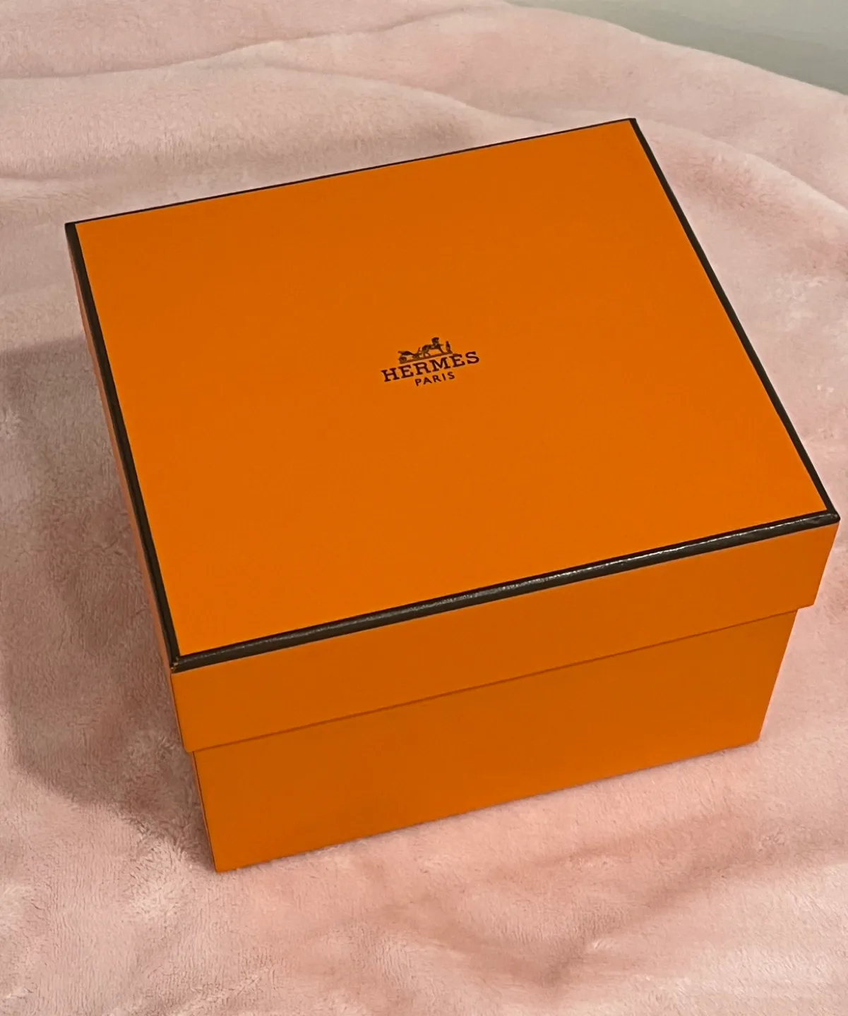 H gift box #1 image indicator(2)