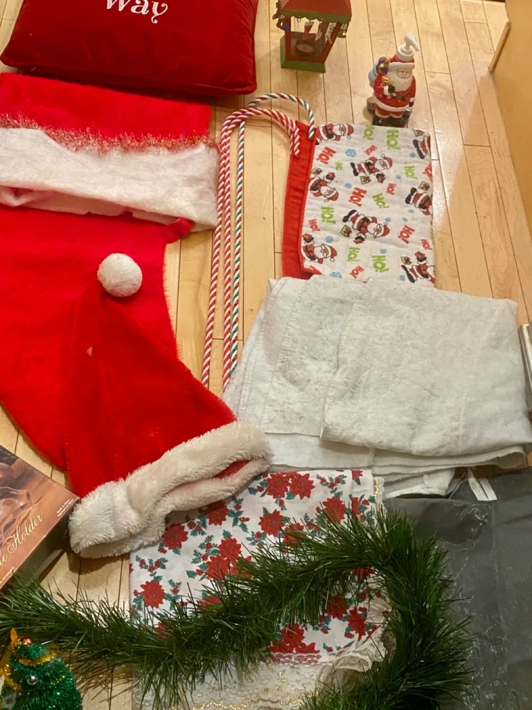 Clean outChristmas Decorations a Lot image indicator(6)