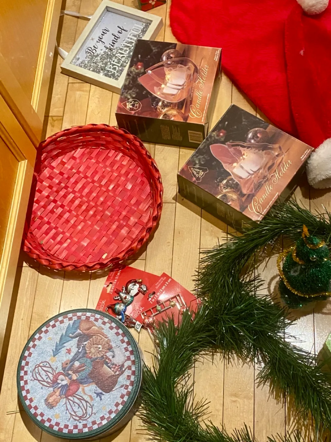 Clean outChristmas Decorations a Lot image indicator(3)