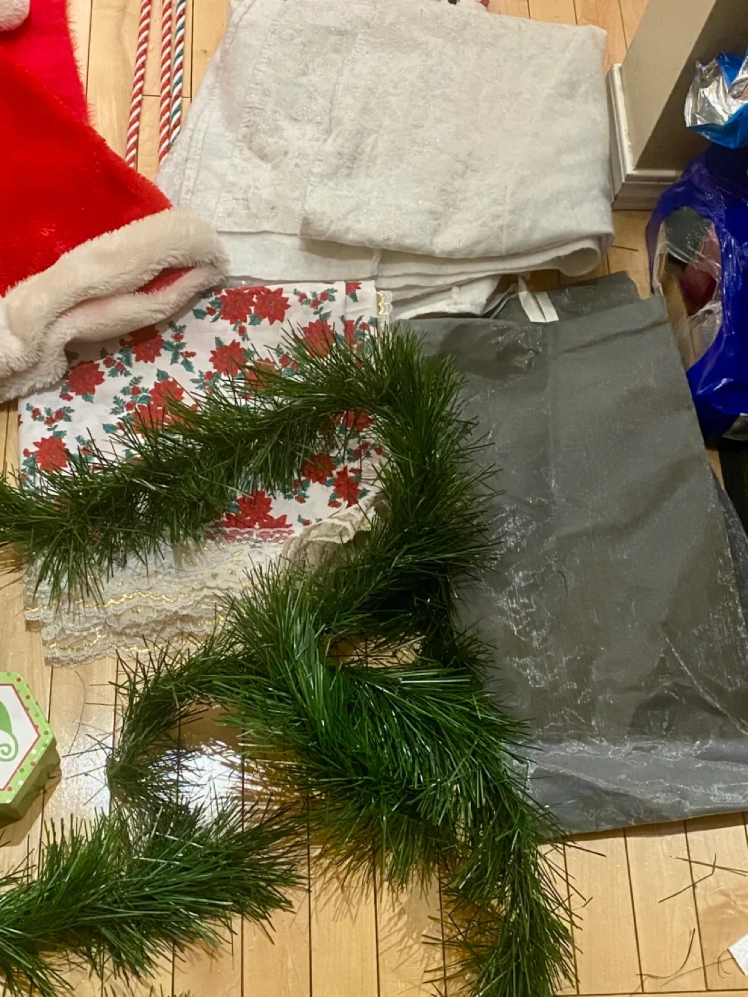 Clean outChristmas Decorations a Lot image indicator(8)