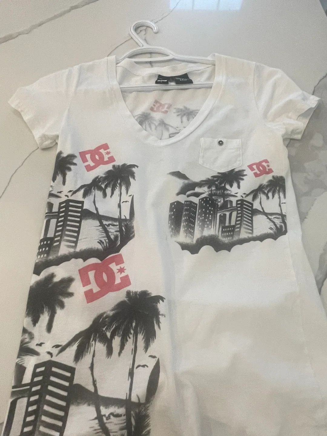 DC Shoes Womens T-Shirt Size S/P image indicator(3)