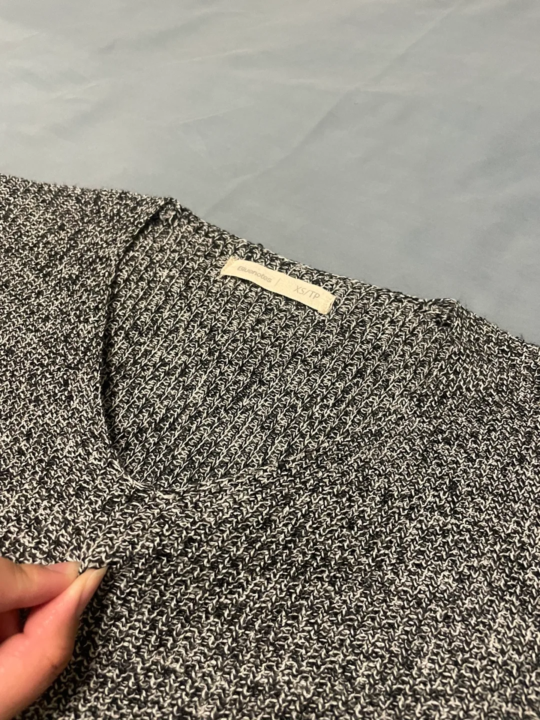 V-neck Women’s Sweater image indicator(3)