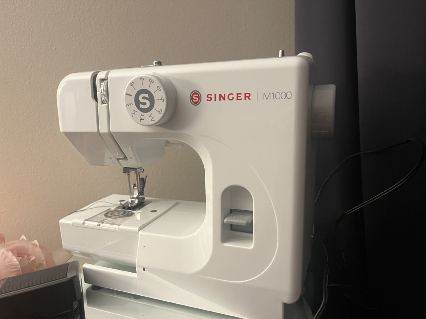 Singer M1000 Sewing Machine - photo 2
