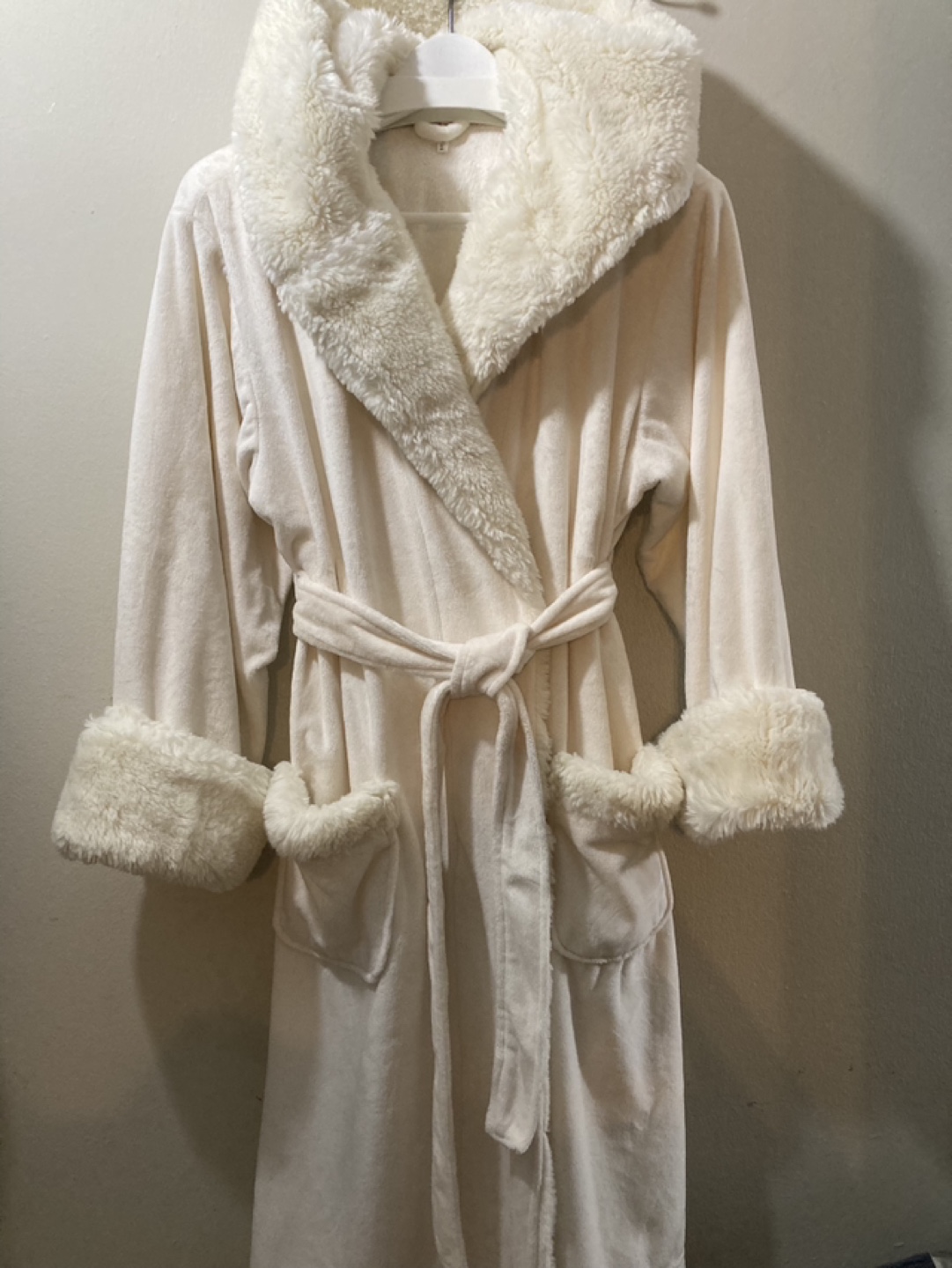White Plush Robe with Faux Fur Trim - photo 2