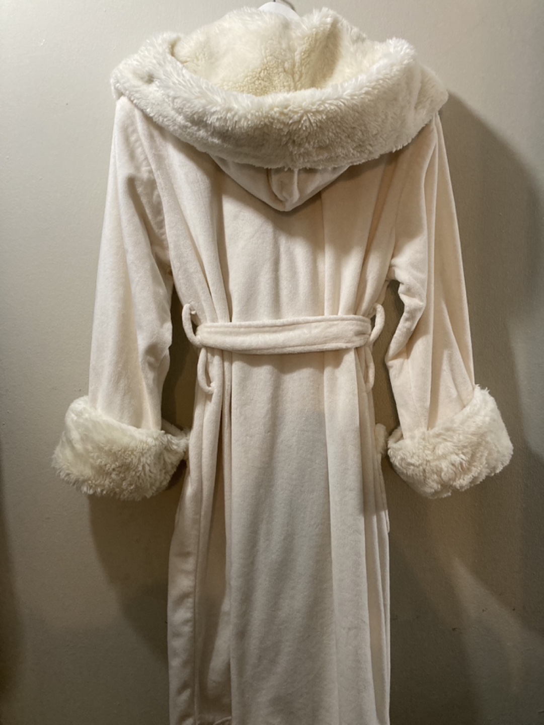 White Plush Robe with Faux Fur Trim - photo 4