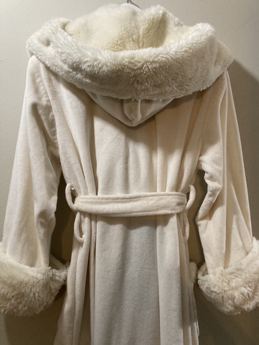 White Plush Robe with Faux Fur Trim - photo 3