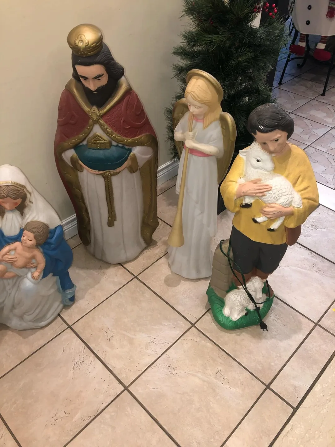 Vintage Blow Mold Nativity Set/ 8 pieces $800 firm image indicator(5)