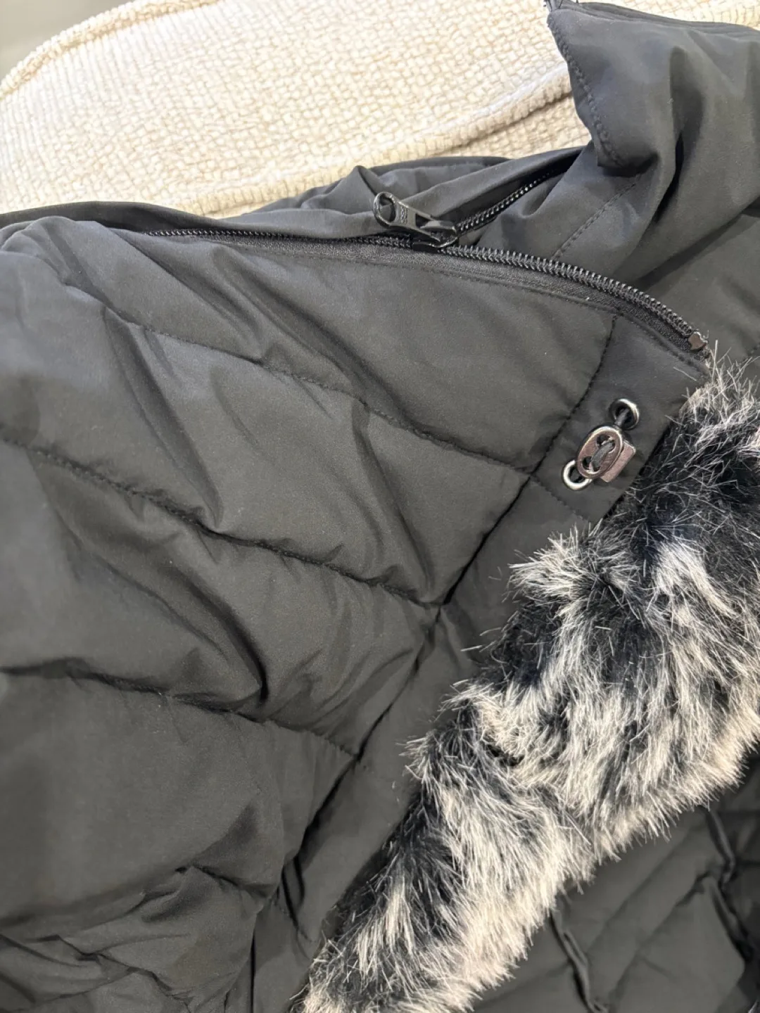 Black Puffer Jacket with Faux Fur Hood image indicator(4)