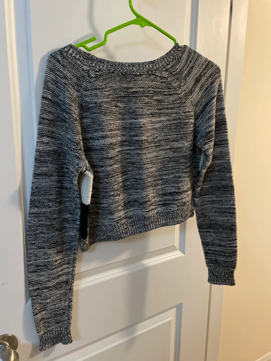 Like new cropped  Sweater size M image indicator(2)