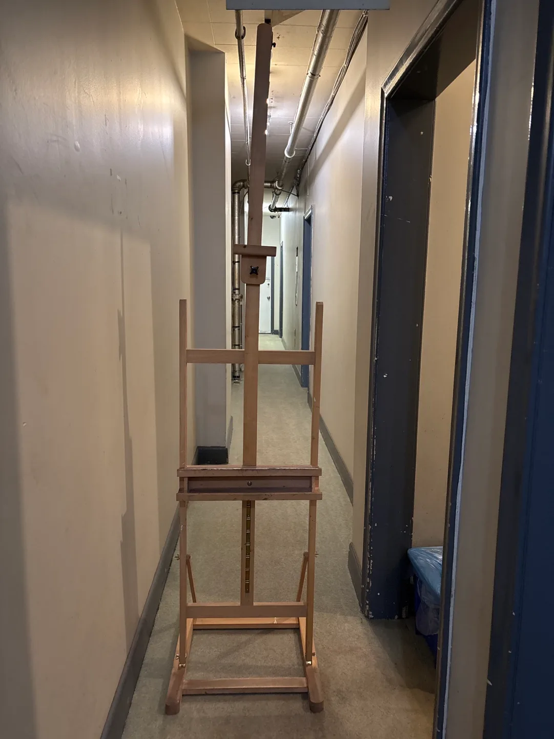 Wooden Artist's Easel image indicator(2)