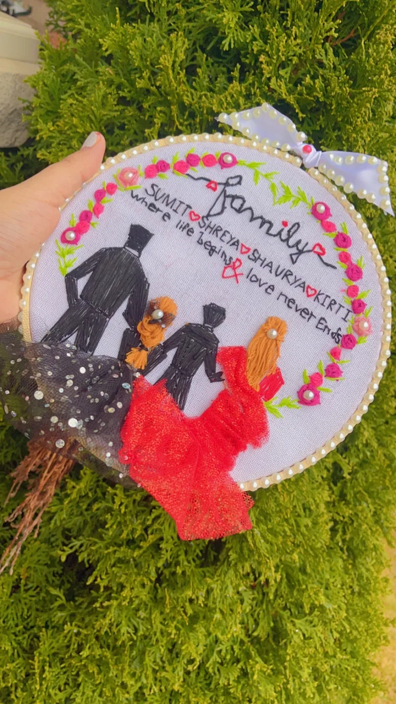 Family Embroidery Hoop image indicator(3)